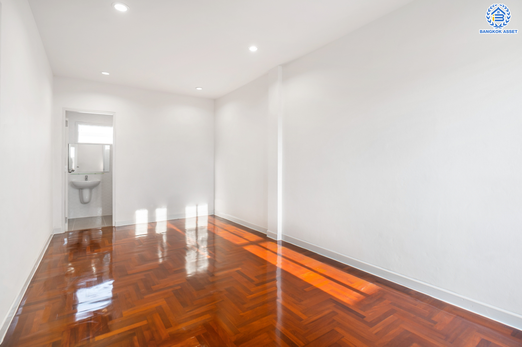 บ้านมือสองตกแต่งใหม่ ม.เจ้าพระยา9 ราชพฤกษ์-รัตนาธิเบศร์ (ใกล้ตลาดเจ้าพระยา) ทาวน์เฮ้าส์ 3 ชั้น เนื้อที่ 18.7 ตร.ว. ฟังก์ชันจัดเต็ม 5 ห้องนอน 3 ห้องน้ำ 1 ที่จอดรถ บนทำเลดีที่สุด เชื่อมต่อถนนเส้นหลัก ทั้ง ถ.ราชพฤกษ์ , ถ.กาญจนาภิเษก และถ.รัตนาธิเบศร์ ใกล้เซ็นทรัลเวสต์เกต และรถไฟฟ้าสายสีม่วง "สถานีบางพลู"