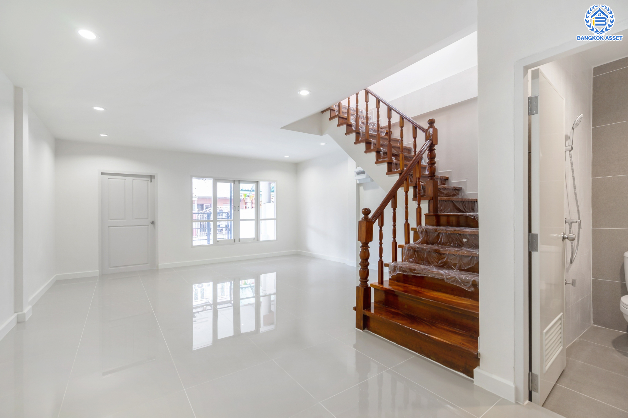 บ้านมือสองตกแต่งใหม่ ม.เจ้าพระยา9 ราชพฤกษ์-รัตนาธิเบศร์ (ใกล้ตลาดเจ้าพระยา) ทาวน์เฮ้าส์ 3 ชั้น เนื้อที่ 18.7 ตร.ว. ฟังก์ชันจัดเต็ม 5 ห้องนอน 3 ห้องน้ำ 1 ที่จอดรถ บนทำเลดีที่สุด เชื่อมต่อถนนเส้นหลัก ทั้ง ถ.ราชพฤกษ์ , ถ.กาญจนาภิเษก และถ.รัตนาธิเบศร์ ใกล้เซ็นทรัลเวสต์เกต และรถไฟฟ้าสายสีม่วง "สถานีบางพลู"