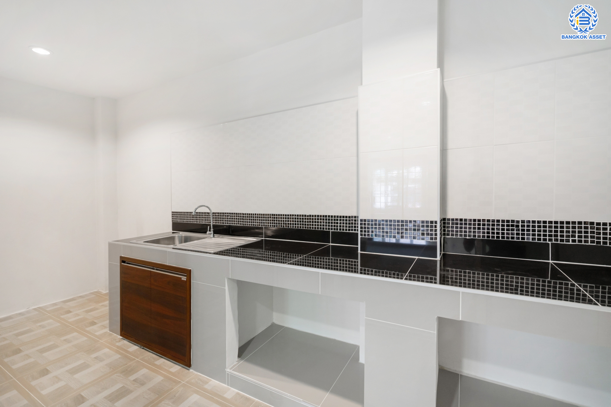 บ้านมือสองตกแต่งใหม่ ม.เจ้าพระยา9 ราชพฤกษ์-รัตนาธิเบศร์ (ใกล้ตลาดเจ้าพระยา) ทาวน์เฮ้าส์ 3 ชั้น เนื้อที่ 18.7 ตร.ว. ฟังก์ชันจัดเต็ม 5 ห้องนอน 3 ห้องน้ำ 1 ที่จอดรถ บนทำเลดีที่สุด เชื่อมต่อถนนเส้นหลัก ทั้ง ถ.ราชพฤกษ์ , ถ.กาญจนาภิเษก และถ.รัตนาธิเบศร์ ใกล้เซ็นทรัลเวสต์เกต และรถไฟฟ้าสายสีม่วง "สถานีบางพลู"