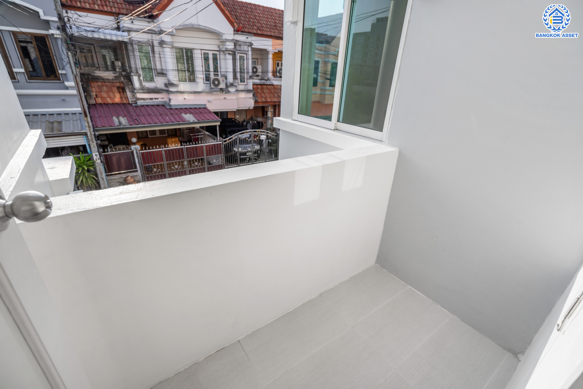 บ้านมือสองตกแต่งใหม่ ม.เจ้าพระยา9 ราชพฤกษ์-รัตนาธิเบศร์ (ใกล้ตลาดเจ้าพระยา) ทาวน์เฮ้าส์ 3 ชั้น เนื้อที่ 18.7 ตร.ว. ฟังก์ชันจัดเต็ม 5 ห้องนอน 3 ห้องน้ำ 1 ที่จอดรถ บนทำเลดีที่สุด เชื่อมต่อถนนเส้นหลัก ทั้ง ถ.ราชพฤกษ์ , ถ.กาญจนาภิเษก และถ.รัตนาธิเบศร์ ใกล้เซ็นทรัลเวสต์เกต และรถไฟฟ้าสายสีม่วง "สถานีบางพลู"