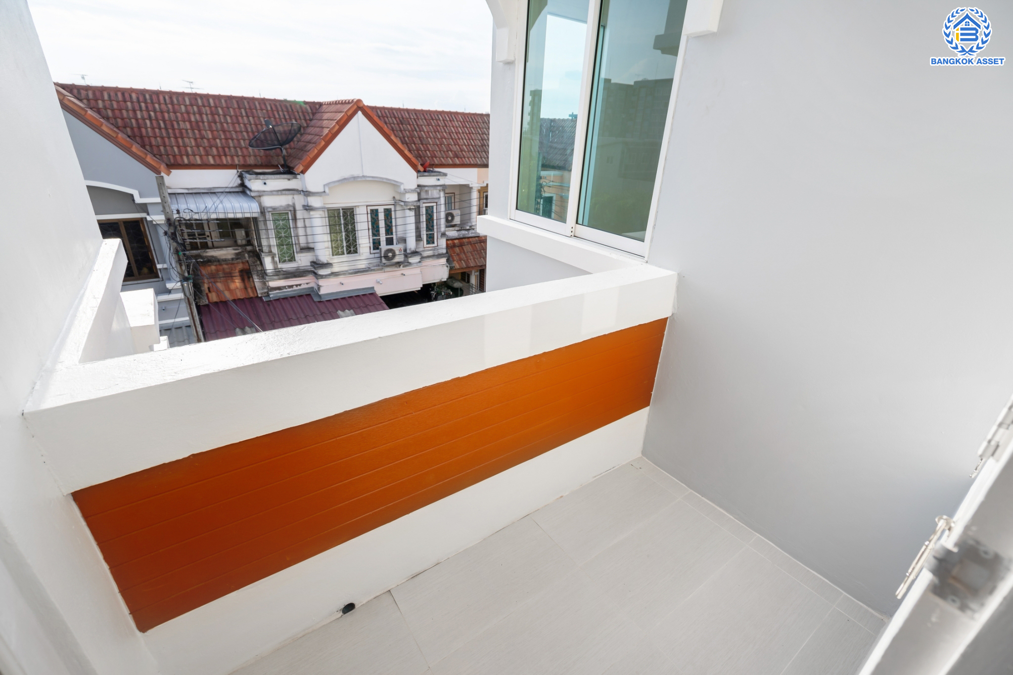 บ้านมือสองตกแต่งใหม่ ม.เจ้าพระยา9 ราชพฤกษ์-รัตนาธิเบศร์ (ใกล้ตลาดเจ้าพระยา) ทาวน์เฮ้าส์ 3 ชั้น เนื้อที่ 18.7 ตร.ว. ฟังก์ชันจัดเต็ม 5 ห้องนอน 3 ห้องน้ำ 1 ที่จอดรถ บนทำเลดีที่สุด เชื่อมต่อถนนเส้นหลัก ทั้ง ถ.ราชพฤกษ์ , ถ.กาญจนาภิเษก และถ.รัตนาธิเบศร์ ใกล้เซ็นทรัลเวสต์เกต และรถไฟฟ้าสายสีม่วง "สถานีบางพลู"