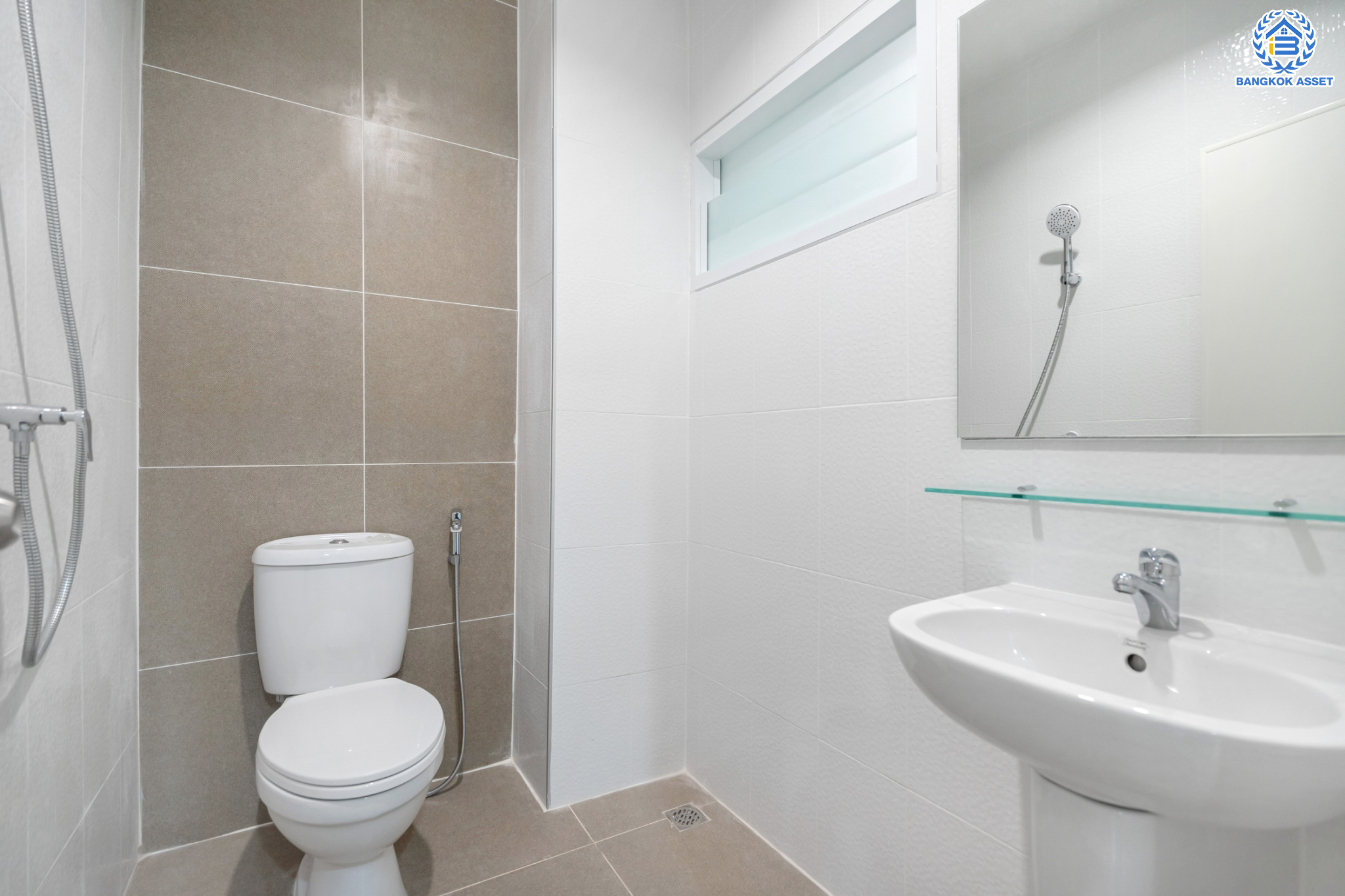 บ้านมือสองตกแต่งใหม่ ม.เจ้าพระยา9 ราชพฤกษ์-รัตนาธิเบศร์ (ใกล้ตลาดเจ้าพระยา) ทาวน์เฮ้าส์ 3 ชั้น เนื้อที่ 18.7 ตร.ว. ฟังก์ชันจัดเต็ม 5 ห้องนอน 3 ห้องน้ำ 1 ที่จอดรถ บนทำเลดีที่สุด เชื่อมต่อถนนเส้นหลัก ทั้ง ถ.ราชพฤกษ์ , ถ.กาญจนาภิเษก และถ.รัตนาธิเบศร์ ใกล้เซ็นทรัลเวสต์เกต และรถไฟฟ้าสายสีม่วง "สถานีบางพลู"