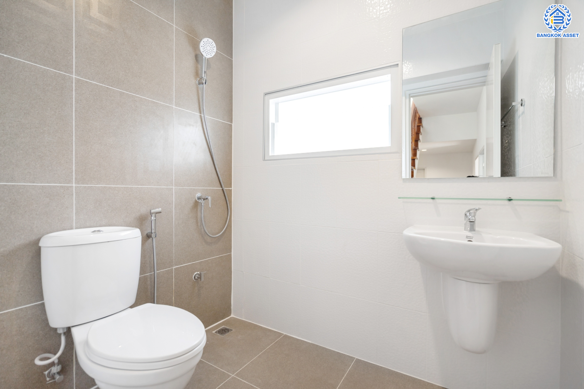 บ้านมือสองตกแต่งใหม่ ม.เจ้าพระยา9 ราชพฤกษ์-รัตนาธิเบศร์ (ใกล้ตลาดเจ้าพระยา) ทาวน์เฮ้าส์ 3 ชั้น เนื้อที่ 18.7 ตร.ว. ฟังก์ชันจัดเต็ม 5 ห้องนอน 3 ห้องน้ำ 1 ที่จอดรถ บนทำเลดีที่สุด เชื่อมต่อถนนเส้นหลัก ทั้ง ถ.ราชพฤกษ์ , ถ.กาญจนาภิเษก และถ.รัตนาธิเบศร์ ใกล้เซ็นทรัลเวสต์เกต และรถไฟฟ้าสายสีม่วง "สถานีบางพลู"