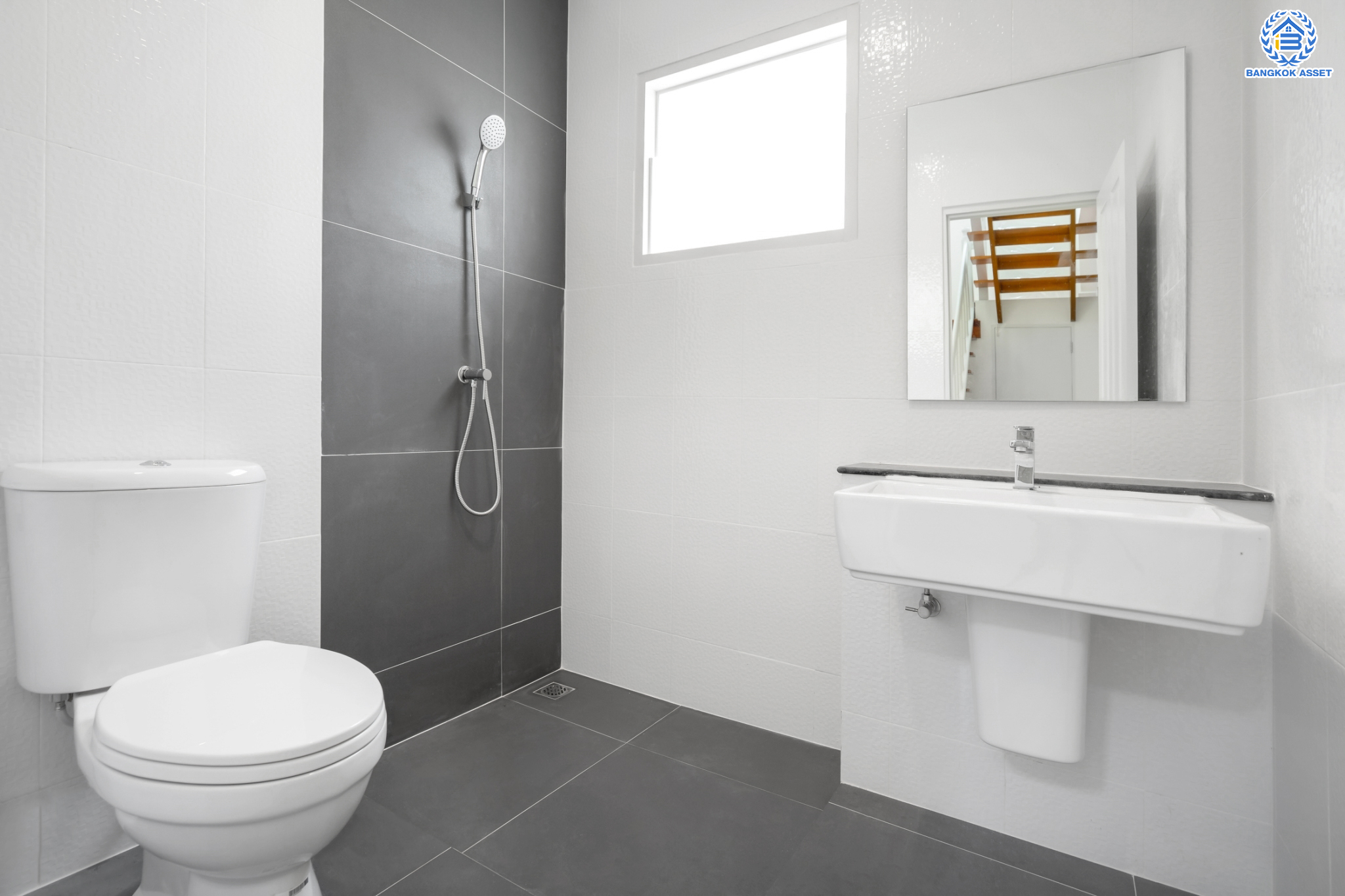 บ้านมือสองตกแต่งใหม่ ม.แลนซีโอ คริป ปิ่นเกล้า-วงแหวน (ซ.วัดส้มเกลี้ยง) เนื้อที่ 50 ตร.ว. ฟังก์ชัน 3 ห้องนอน 2 ห้องน้ำ 1 ที่จอดรถ บนทำเลศักยภาพ เดินทางสะดวก เชื่อมต่อทั้งปิ่นเกล้า-ศาลายา ใกล้เซ็นทรัลเวสต์เกต ทางด่วน "กาญจนาภิเษก" และรถไฟฟ้า "สถานีตลาดบางใหญ่"