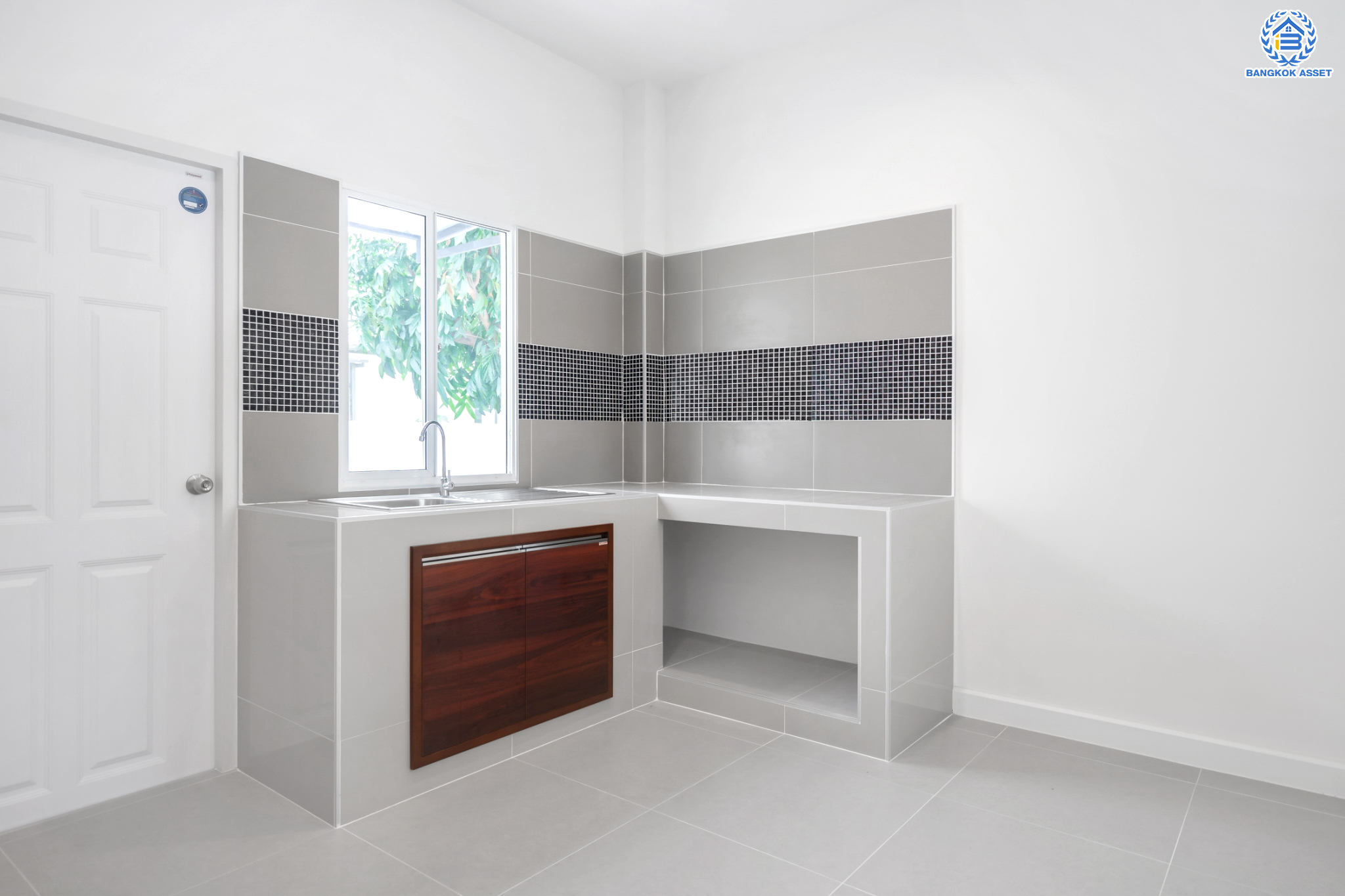 บ้านมือสองตกแต่งใหม่ ม.แลนซีโอ คริป ปิ่นเกล้า-วงแหวน (ซ.วัดส้มเกลี้ยง) เนื้อที่ 50 ตร.ว. ฟังก์ชัน 3 ห้องนอน 2 ห้องน้ำ 1 ที่จอดรถ บนทำเลศักยภาพ เดินทางสะดวก เชื่อมต่อทั้งปิ่นเกล้า-ศาลายา ใกล้เซ็นทรัลเวสต์เกต ทางด่วน "กาญจนาภิเษก" และรถไฟฟ้า "สถานีตลาดบางใหญ่"