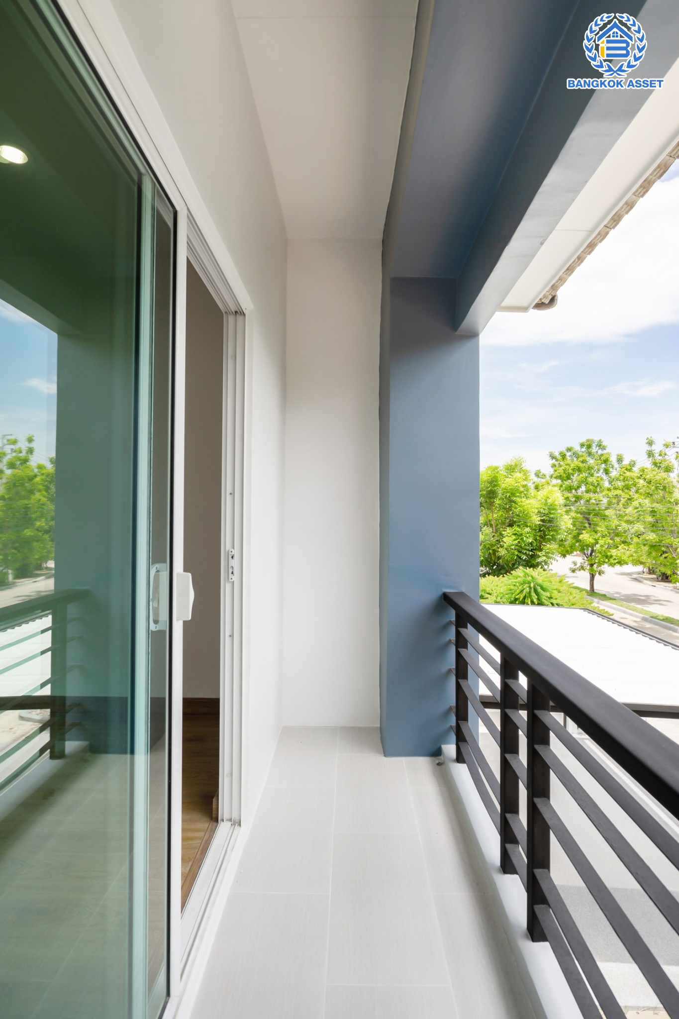 บ้านมือสองตกแต่งใหม่ ม.แลนซีโอ คริป ปิ่นเกล้า-วงแหวน (ซ.วัดส้มเกลี้ยง) เนื้อที่ 50 ตร.ว. ฟังก์ชัน 3 ห้องนอน 2 ห้องน้ำ 1 ที่จอดรถ บนทำเลศักยภาพ เดินทางสะดวก เชื่อมต่อทั้งปิ่นเกล้า-ศาลายา ใกล้เซ็นทรัลเวสต์เกต ทางด่วน "กาญจนาภิเษก" และรถไฟฟ้า "สถานีตลาดบางใหญ่"