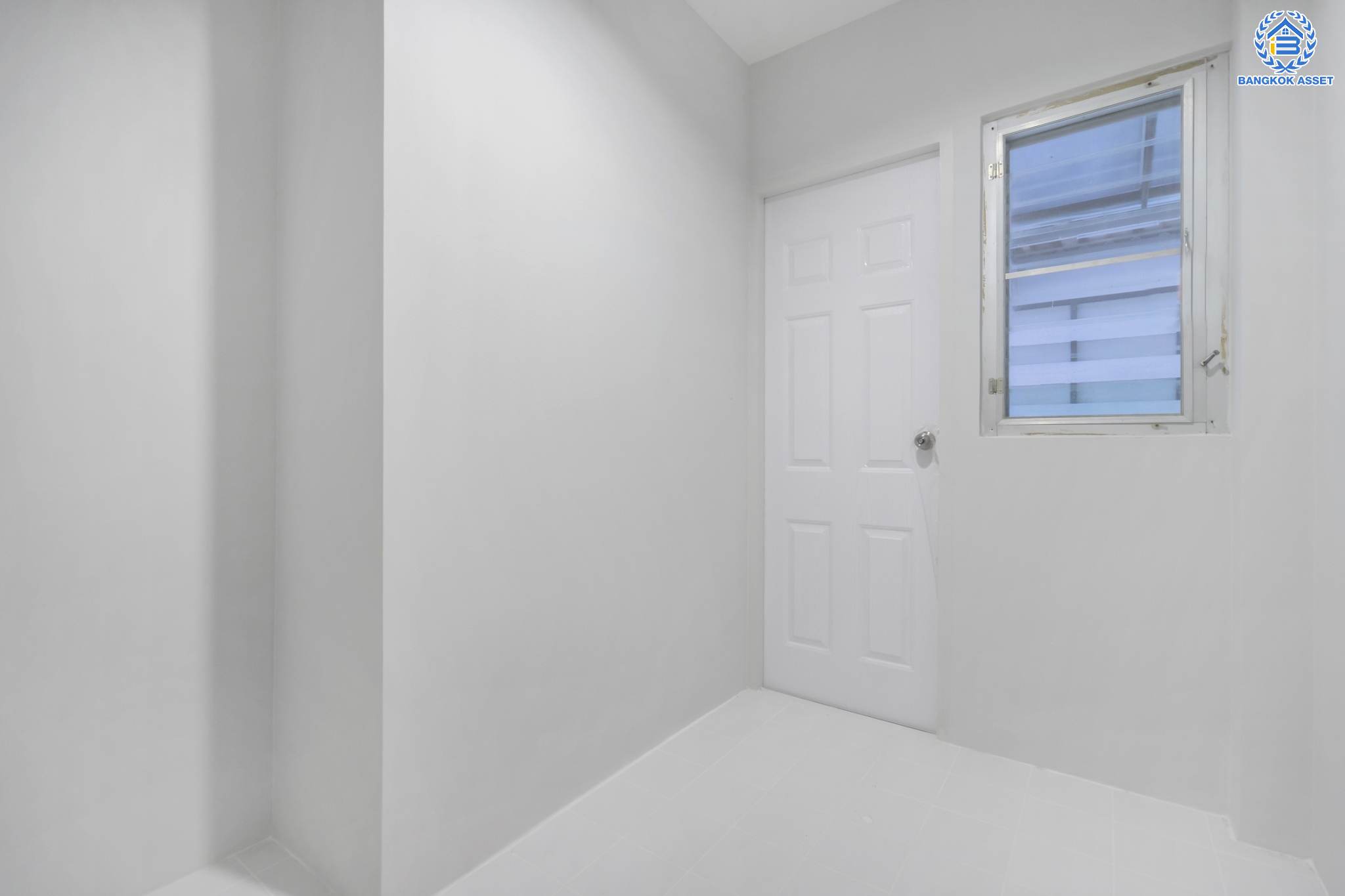 บ้านมือสองตกแต่งใหม่ หลังใหญ่พิเศษ! ม.โนเบิล จีโอ พระราม5 หลังมุม เนื้อที่ 103.5 ตร.ว. ดีไซน์สุดโดดเด่น ฟังก์ชัน 3 ห้องนอน 5 ห้องน้ำ 1 ห้องแม่บ้าน (ห้องนอนทุกห้องมีห้องน้ำในตัว) 2 ที่จอดรถ พร้อมพื้นที่สีเขียวสวนสวยกว้างขวาง บนทำเลศักยภาพ ติดถ.นครอินทร์ ใกล้วงเวียนพระราม5 เชื่อมต่อปิ่นเกล้า-สาทรได้อย่างรวดเร็ว