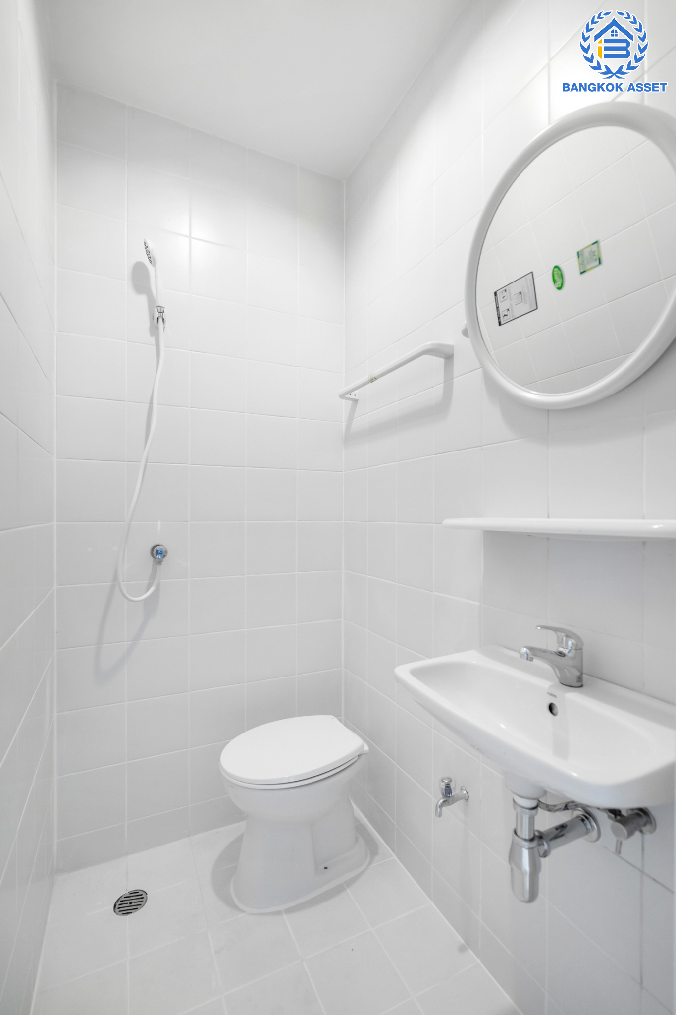 บ้านมือสองตกแต่งใหม่ หลังใหญ่พิเศษ! ม.โนเบิล จีโอ พระราม5 หลังมุม เนื้อที่ 103.5 ตร.ว. ดีไซน์สุดโดดเด่น ฟังก์ชัน 3 ห้องนอน 5 ห้องน้ำ 1 ห้องแม่บ้าน (ห้องนอนทุกห้องมีห้องน้ำในตัว) 2 ที่จอดรถ พร้อมพื้นที่สีเขียวสวนสวยกว้างขวาง บนทำเลศักยภาพ ติดถ.นครอินทร์ ใกล้วงเวียนพระราม5 เชื่อมต่อปิ่นเกล้า-สาทรได้อย่างรวดเร็ว