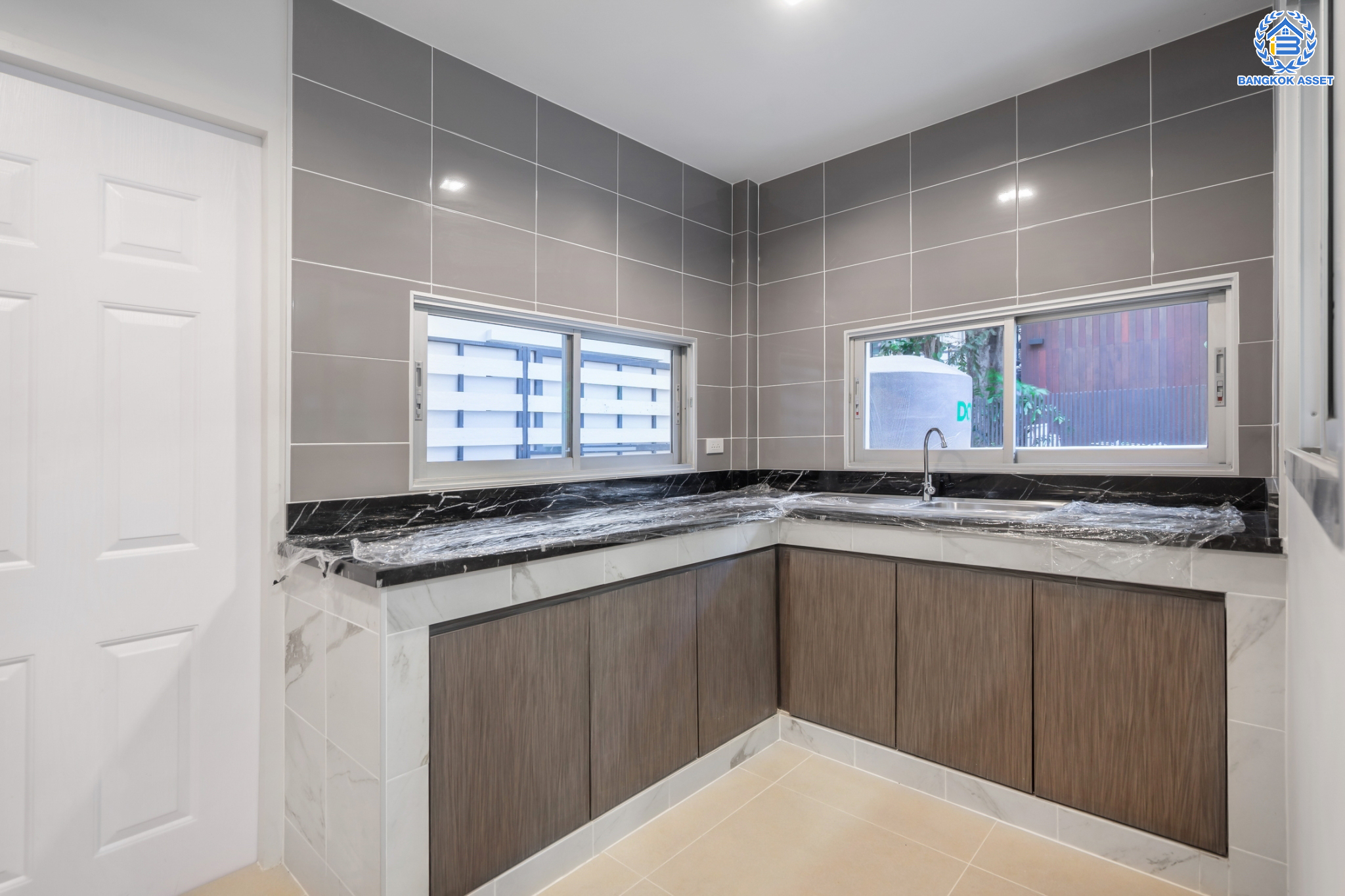 บ้านมือสองตกแต่งใหม่ หลังใหญ่พิเศษ! ม.โนเบิล จีโอ พระราม5 หลังมุม เนื้อที่ 103.5 ตร.ว. ดีไซน์สุดโดดเด่น ฟังก์ชัน 3 ห้องนอน 5 ห้องน้ำ 1 ห้องแม่บ้าน (ห้องนอนทุกห้องมีห้องน้ำในตัว) 2 ที่จอดรถ พร้อมพื้นที่สีเขียวสวนสวยกว้างขวาง บนทำเลศักยภาพ ติดถ.นครอินทร์ ใกล้วงเวียนพระราม5 เชื่อมต่อปิ่นเกล้า-สาทรได้อย่างรวดเร็ว