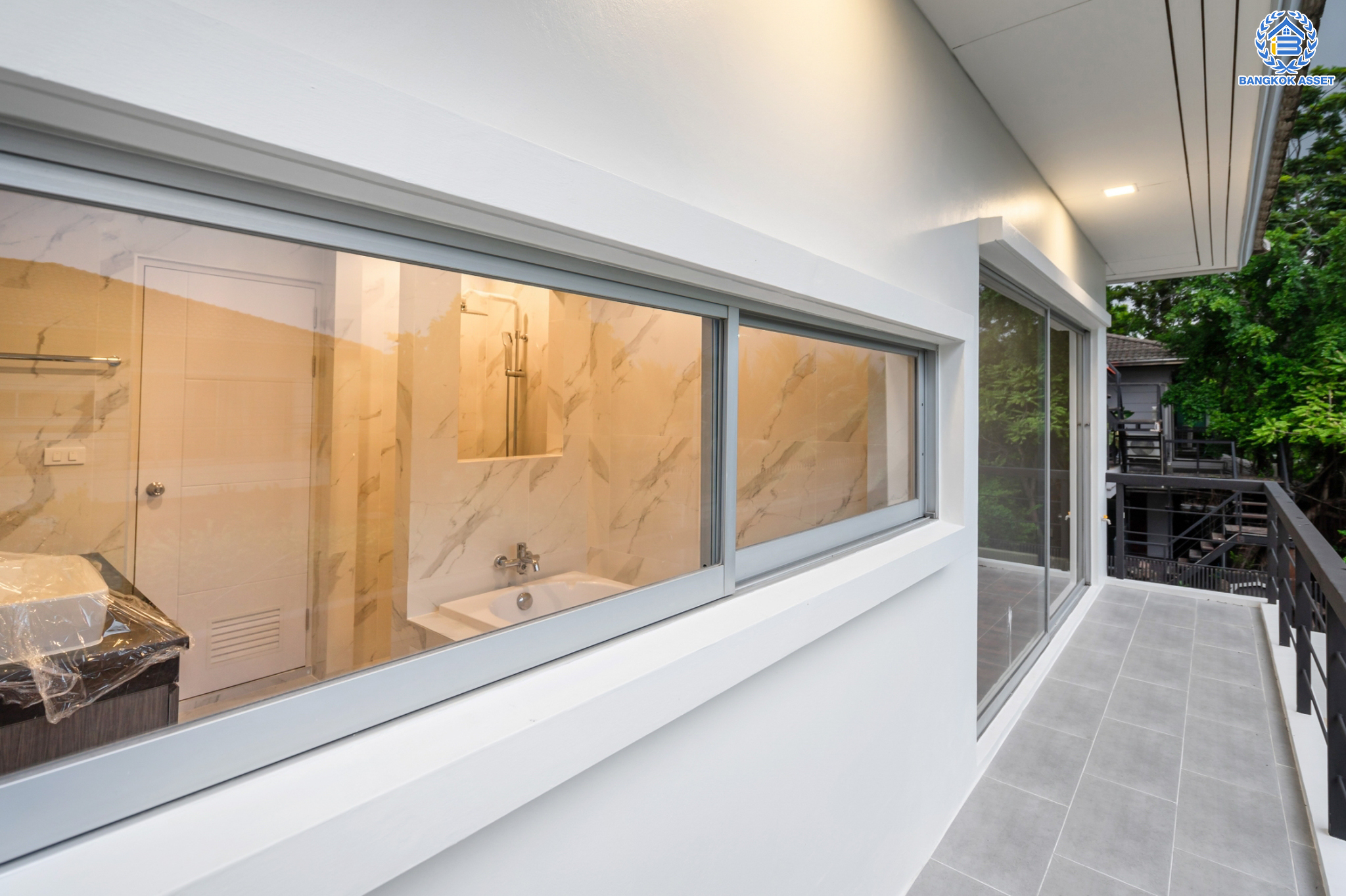 บ้านมือสองตกแต่งใหม่ หลังใหญ่พิเศษ! ม.โนเบิล จีโอ พระราม5 หลังมุม เนื้อที่ 103.5 ตร.ว. ดีไซน์สุดโดดเด่น ฟังก์ชัน 3 ห้องนอน 5 ห้องน้ำ 1 ห้องแม่บ้าน (ห้องนอนทุกห้องมีห้องน้ำในตัว) 2 ที่จอดรถ พร้อมพื้นที่สีเขียวสวนสวยกว้างขวาง บนทำเลศักยภาพ ติดถ.นครอินทร์ ใกล้วงเวียนพระราม5 เชื่อมต่อปิ่นเกล้า-สาทรได้อย่างรวดเร็ว