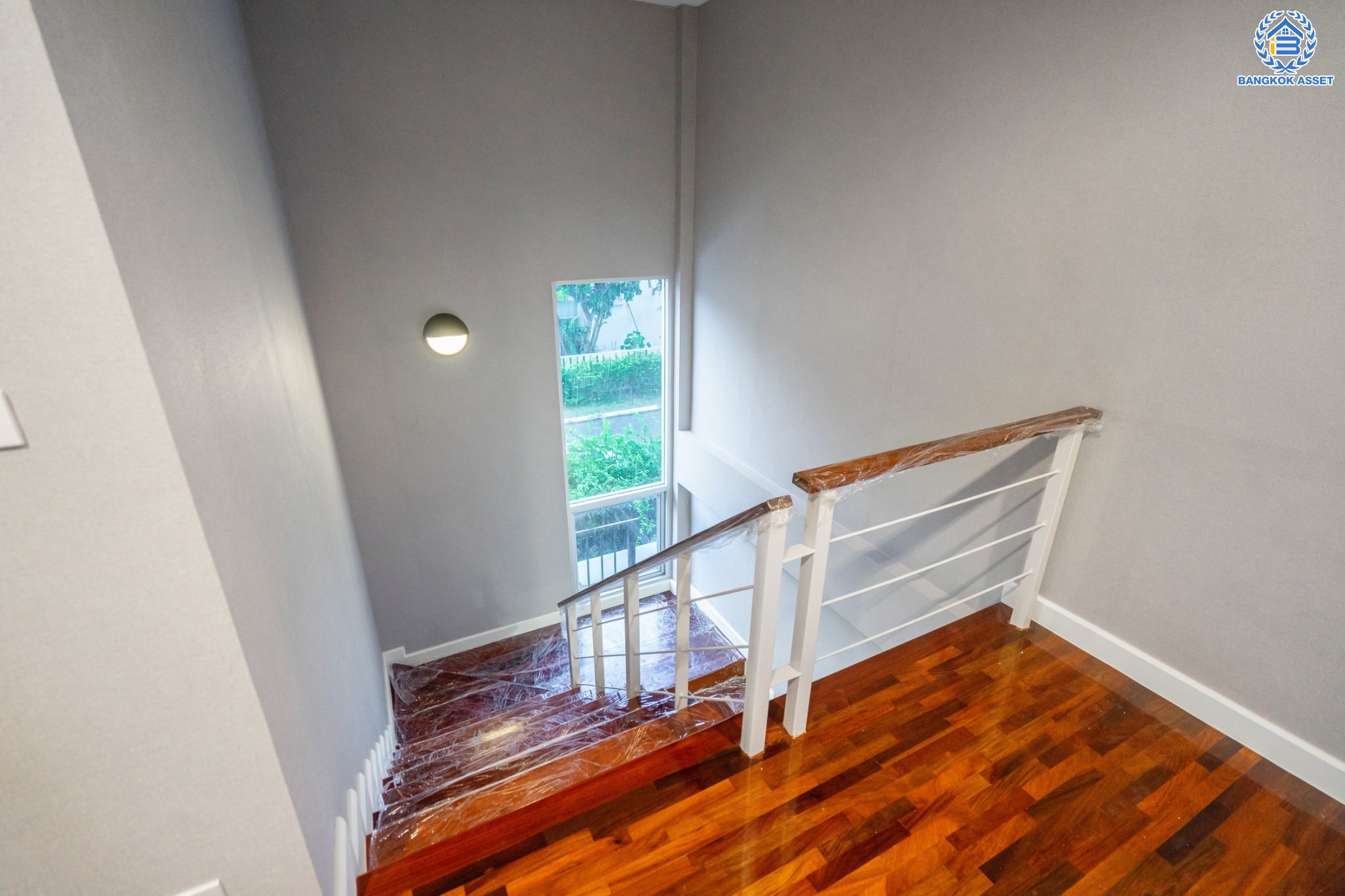 บ้านมือสองตกแต่งใหม่ หลังใหญ่พิเศษ! ม.โนเบิล จีโอ พระราม5 หลังมุม เนื้อที่ 103.5 ตร.ว. ดีไซน์สุดโดดเด่น ฟังก์ชัน 3 ห้องนอน 5 ห้องน้ำ 1 ห้องแม่บ้าน (ห้องนอนทุกห้องมีห้องน้ำในตัว) 2 ที่จอดรถ พร้อมพื้นที่สีเขียวสวนสวยกว้างขวาง บนทำเลศักยภาพ ติดถ.นครอินทร์ ใกล้วงเวียนพระราม5 เชื่อมต่อปิ่นเกล้า-สาทรได้อย่างรวดเร็ว