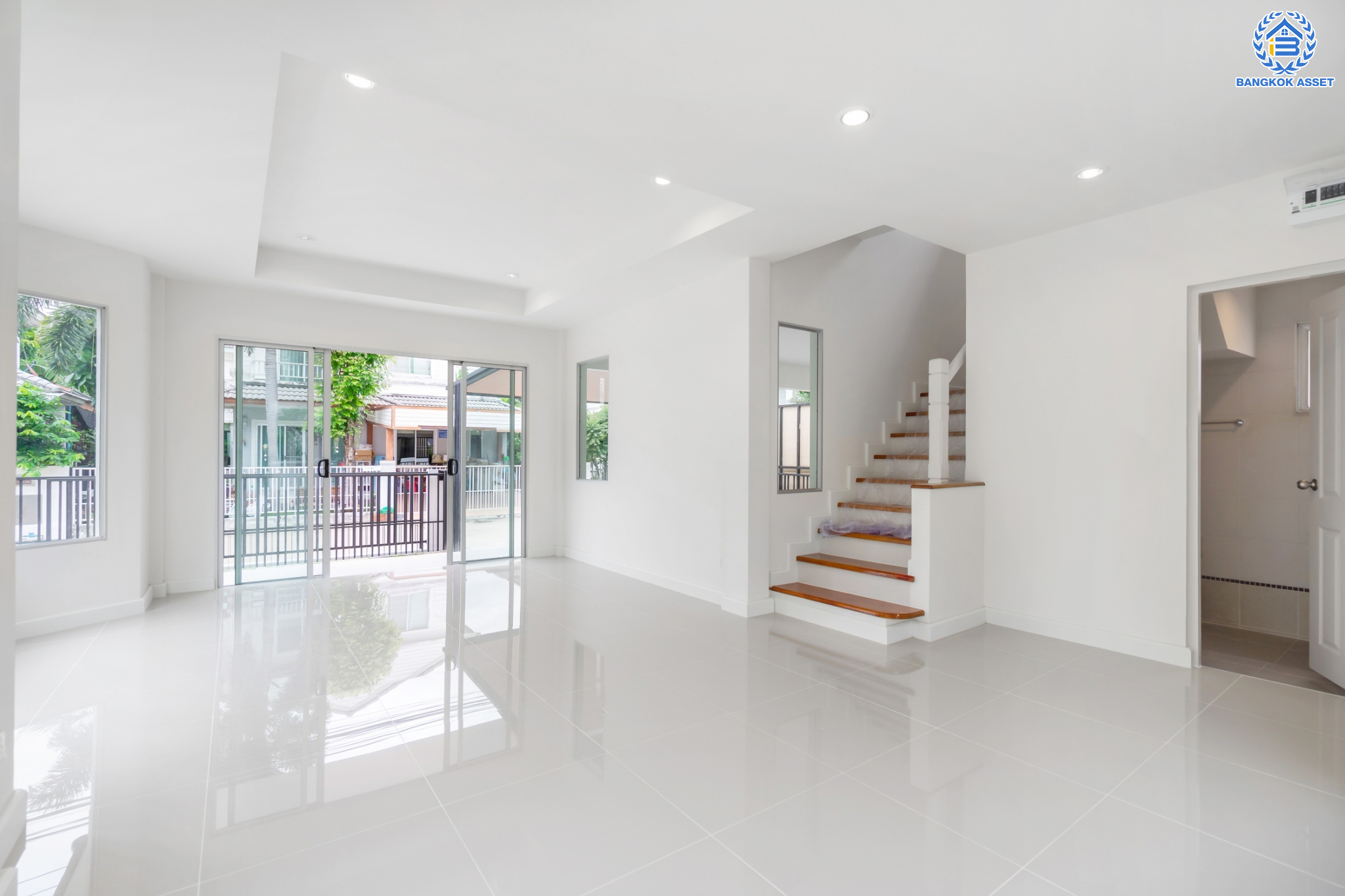 บ้านมือสองตกแต่งใหม่ แบรนด์ L&H ม.พฤกษ์ลดา ติวานนท์-ราชพฤกษ์ เนื้อที่ 50.1 ตร.ว. ฟังก์ชัน 3 ห้องนอน 2 ห้องน้ำ จอดรถได้ 2 คัน บนทำเลติดใหญ่ ถนน 345 ต่อเนื่อง ถ.ราชพฤกษ์ เชื่อมต่อหลายเส้นทาง ใกล้ทางด่วน "ศรีสมาน"