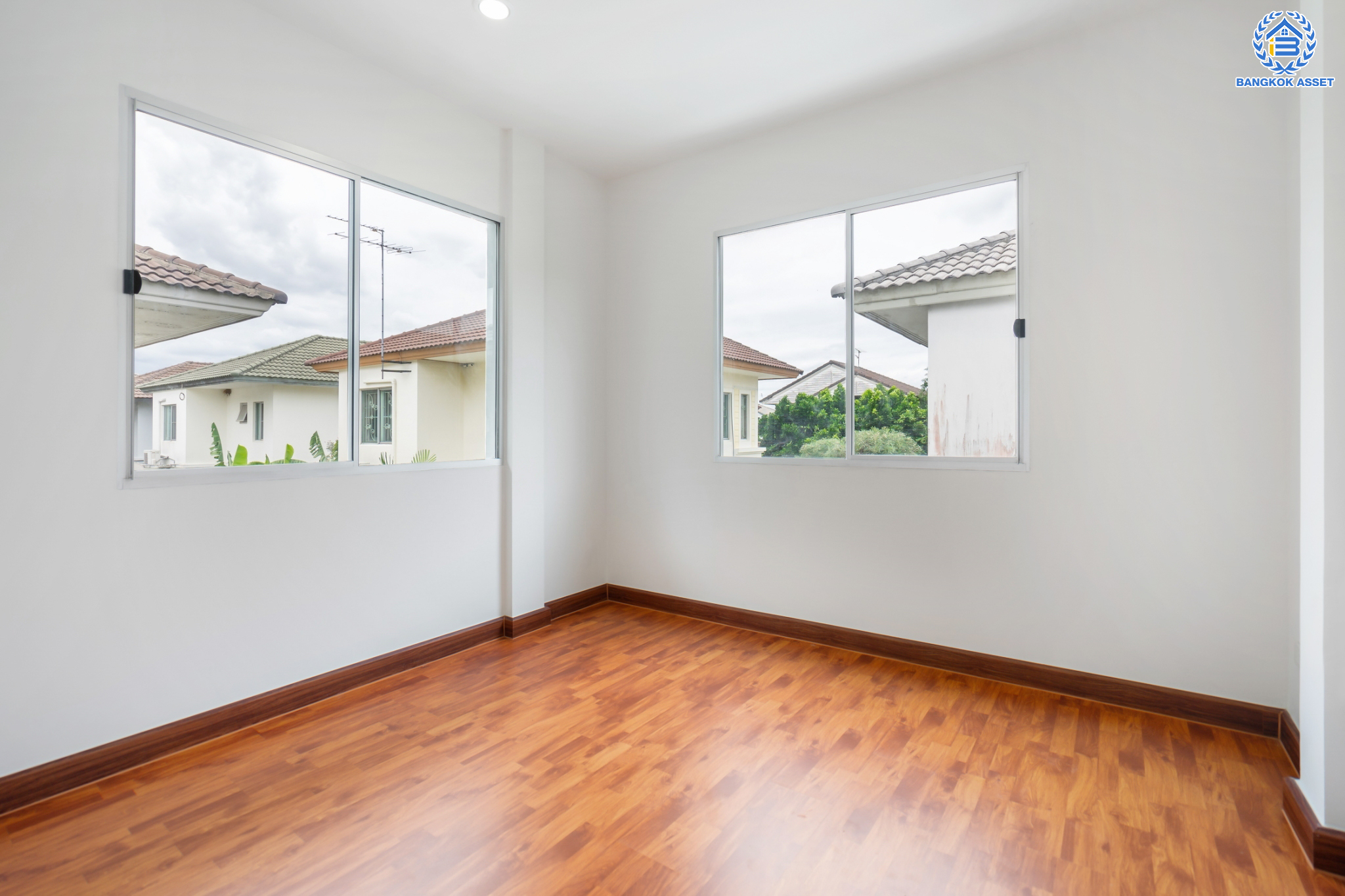 บ้านมือสองตกแต่งใหม่ แบรนด์ L&H ม.พฤกษ์ลดา ติวานนท์-ราชพฤกษ์ เนื้อที่ 50.1 ตร.ว. ฟังก์ชัน 3 ห้องนอน 2 ห้องน้ำ จอดรถได้ 2 คัน บนทำเลติดใหญ่ ถนน 345 ต่อเนื่อง ถ.ราชพฤกษ์ เชื่อมต่อหลายเส้นทาง ใกล้ทางด่วน "ศรีสมาน"