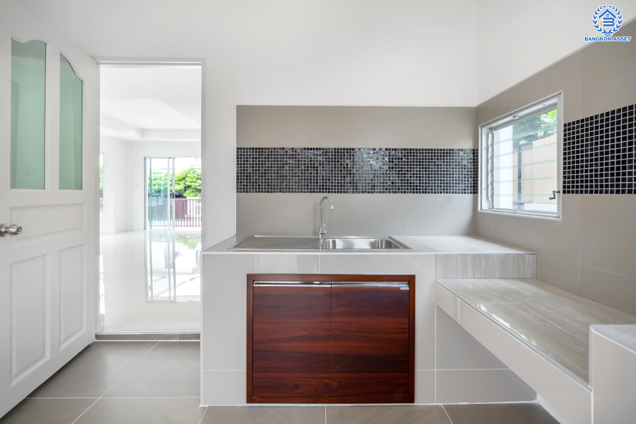 บ้านมือสองตกแต่งใหม่ แบรนด์ L&H ม.พฤกษ์ลดา ติวานนท์-ราชพฤกษ์ เนื้อที่ 50.1 ตร.ว. ฟังก์ชัน 3 ห้องนอน 2 ห้องน้ำ จอดรถได้ 2 คัน บนทำเลติดใหญ่ ถนน 345 ต่อเนื่อง ถ.ราชพฤกษ์ เชื่อมต่อหลายเส้นทาง ใกล้ทางด่วน "ศรีสมาน"