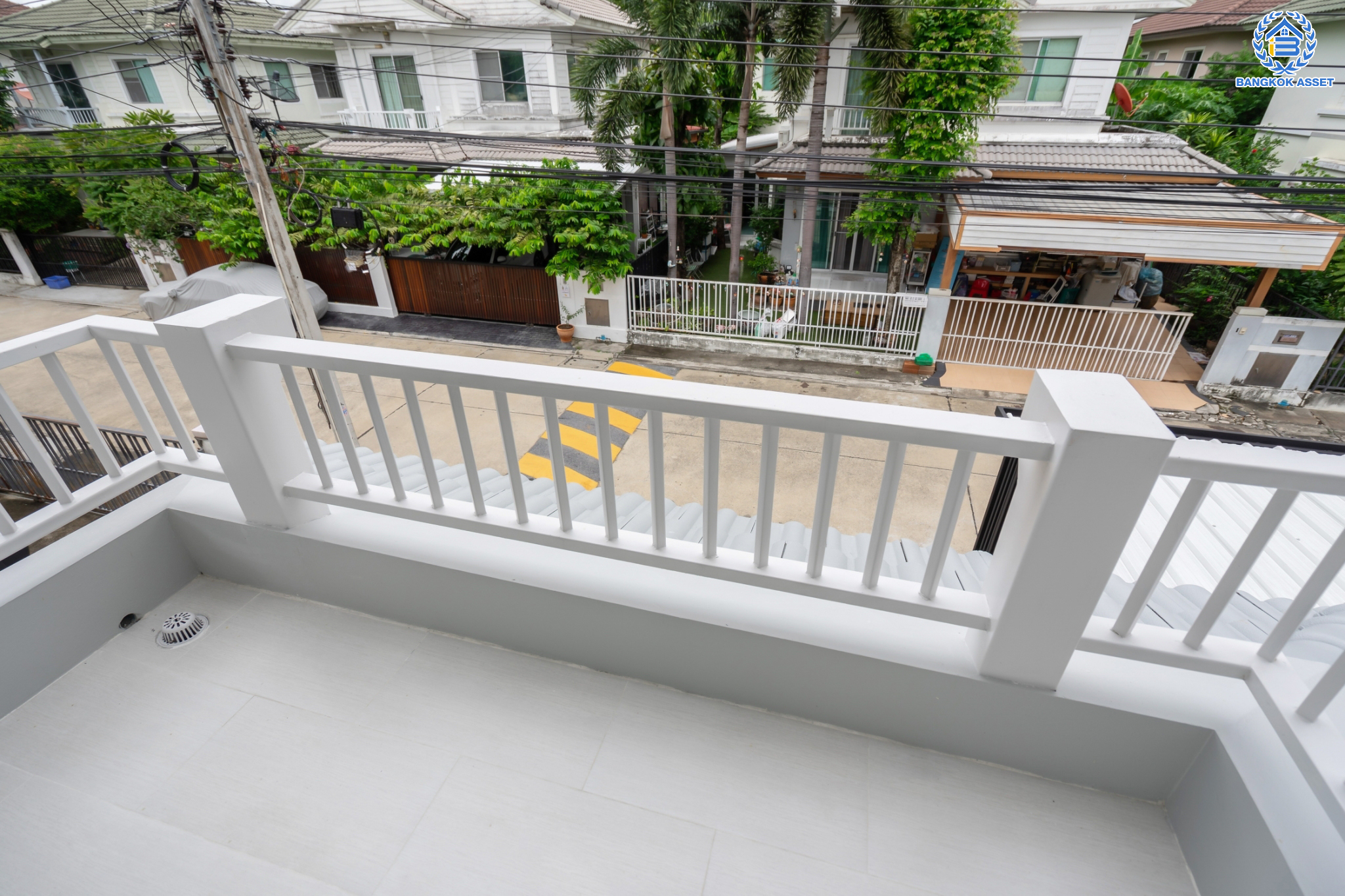 บ้านมือสองตกแต่งใหม่ แบรนด์ L&H ม.พฤกษ์ลดา ติวานนท์-ราชพฤกษ์ เนื้อที่ 50.1 ตร.ว. ฟังก์ชัน 3 ห้องนอน 2 ห้องน้ำ จอดรถได้ 2 คัน บนทำเลติดใหญ่ ถนน 345 ต่อเนื่อง ถ.ราชพฤกษ์ เชื่อมต่อหลายเส้นทาง ใกล้ทางด่วน "ศรีสมาน"