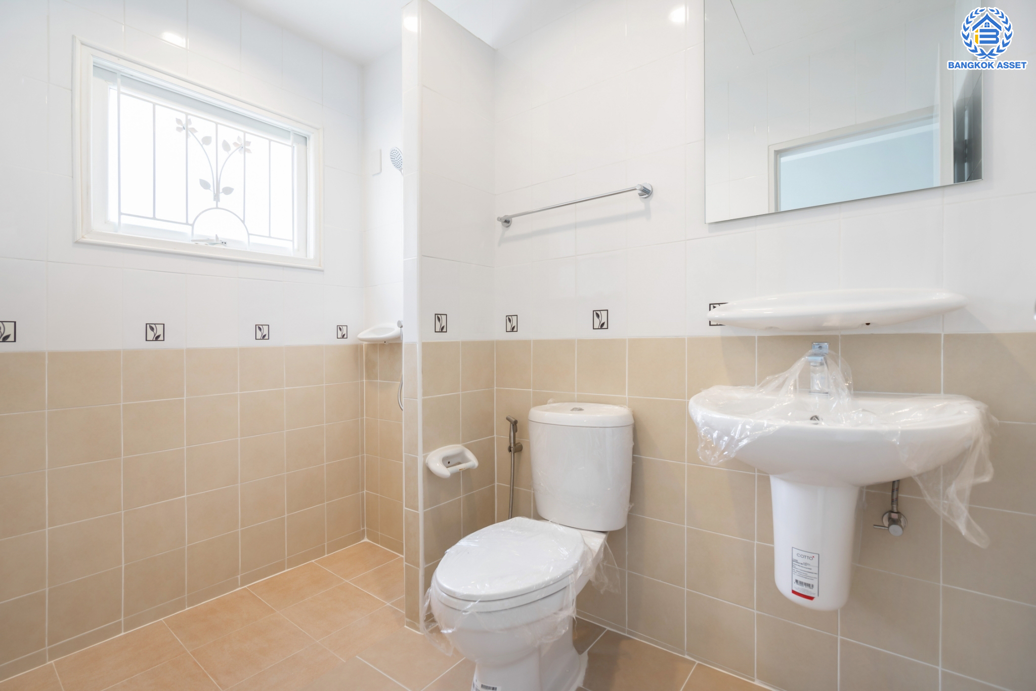 บ้านแฝดมือสองนนทบุรี ตรงข้ามสนามบินดอนเมือง ม.ศุภาลัยวิลล์ หลักสี่-ดอนเมือง หลังมุม เนื้อที่ 35.3 ตร.ว. ฟังก์ชัน 3 ห้องนอน 2 ห้องน้ำ 2 ที่จอดรถ บ้านสวยพร้อมเข้าอยู่ บนทำเลดีที่สุด! เชื่อมต่อหลายเส้นทาง ได้แก่ ถนนกำแพงเพชร6, ถนนวิภาวดีรังสิต, ถนนแจ้งวัฒนะ, ถนนสรงประภา ใกล้ทางด่วน อุตราภิมุข และรถไฟฟ้าสายสีแดง "สถานีสนามบินดอนเมือง"