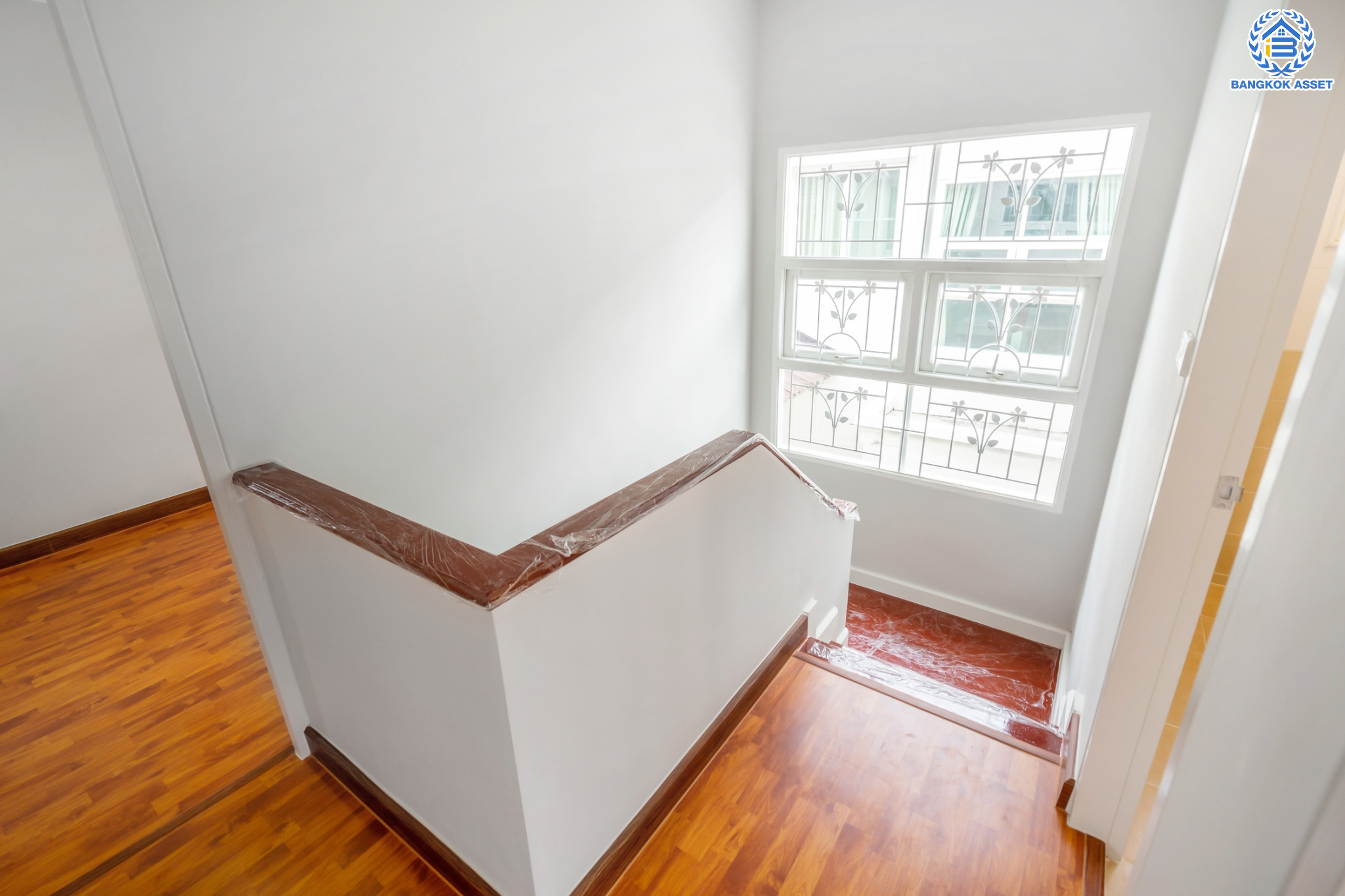 บ้านแฝดมือสองนนทบุรี ตรงข้ามสนามบินดอนเมือง ม.ศุภาลัยวิลล์ หลักสี่-ดอนเมือง หลังมุม เนื้อที่ 35.3 ตร.ว. ฟังก์ชัน 3 ห้องนอน 2 ห้องน้ำ 2 ที่จอดรถ บ้านสวยพร้อมเข้าอยู่ บนทำเลดีที่สุด! เชื่อมต่อหลายเส้นทาง ได้แก่ ถนนกำแพงเพชร6, ถนนวิภาวดีรังสิต, ถนนแจ้งวัฒนะ, ถนนสรงประภา ใกล้ทางด่วน อุตราภิมุข และรถไฟฟ้าสายสีแดง "สถานีสนามบินดอนเมือง"