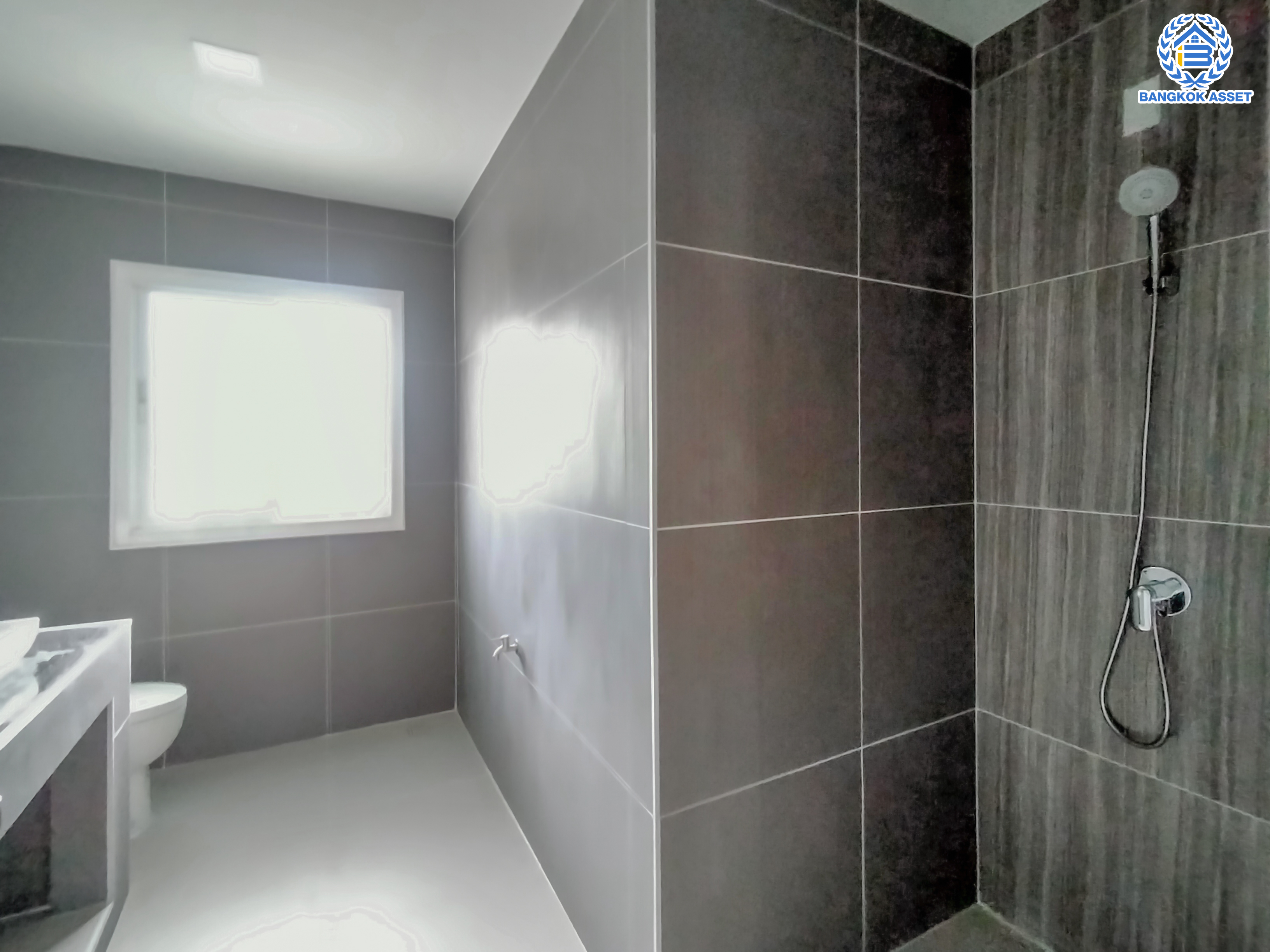 บ้านมือสองตกแแต่งใหม่ ม.รัชชา3 บางใหญ่-กาญจนาฯ หลังมุม เนื้อที่ 58.9 ตร.ว. ภายในตกแต่งหรู ฟังก์ชัน 3 ห้องนอน 3 ห้องน้ำ 1 ห้องอเนกประสงค์ จอดรถได้ 2 คัน บนทำเลศักยภาพเดินทางสะดวกเชื่อมต่อถนนเส้นหลัก "กาญจนาภิเษก" ใกล้เซ็นทรัลเวสเกต และรถไฟฟ้าสายสีม่วง "สถานีตลาดบางใหญ่"