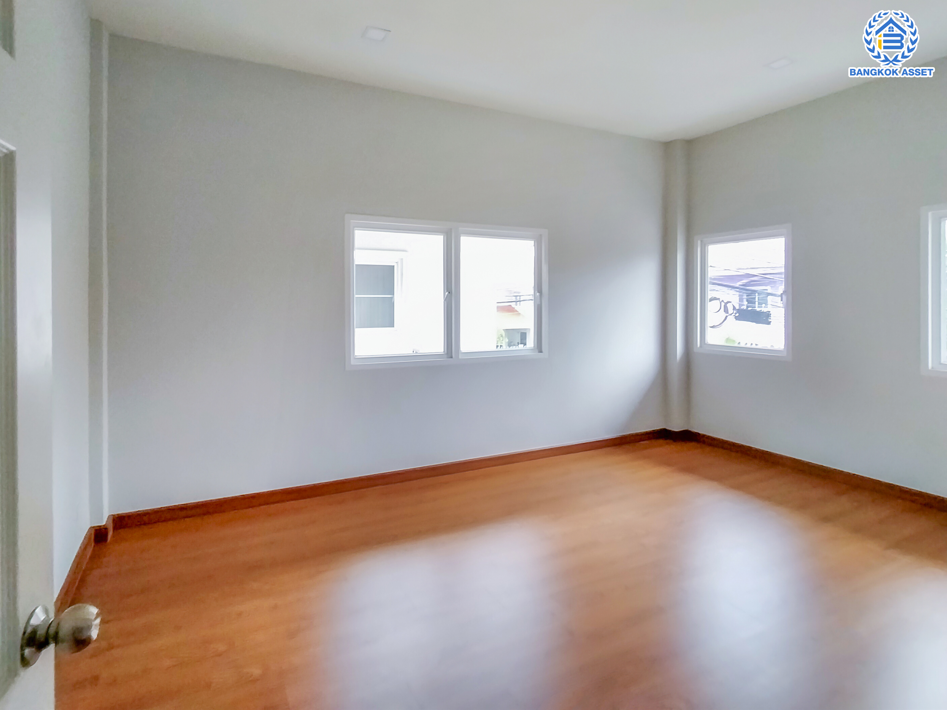 บ้านมือสองตกแแต่งใหม่ ม.รัชชา3 บางใหญ่-กาญจนาฯ หลังมุม เนื้อที่ 58.9 ตร.ว. ภายในตกแต่งหรู ฟังก์ชัน 3 ห้องนอน 3 ห้องน้ำ 1 ห้องอเนกประสงค์ จอดรถได้ 2 คัน บนทำเลศักยภาพเดินทางสะดวกเชื่อมต่อถนนเส้นหลัก "กาญจนาภิเษก" ใกล้เซ็นทรัลเวสเกต และรถไฟฟ้าสายสีม่วง "สถานีตลาดบางใหญ่"