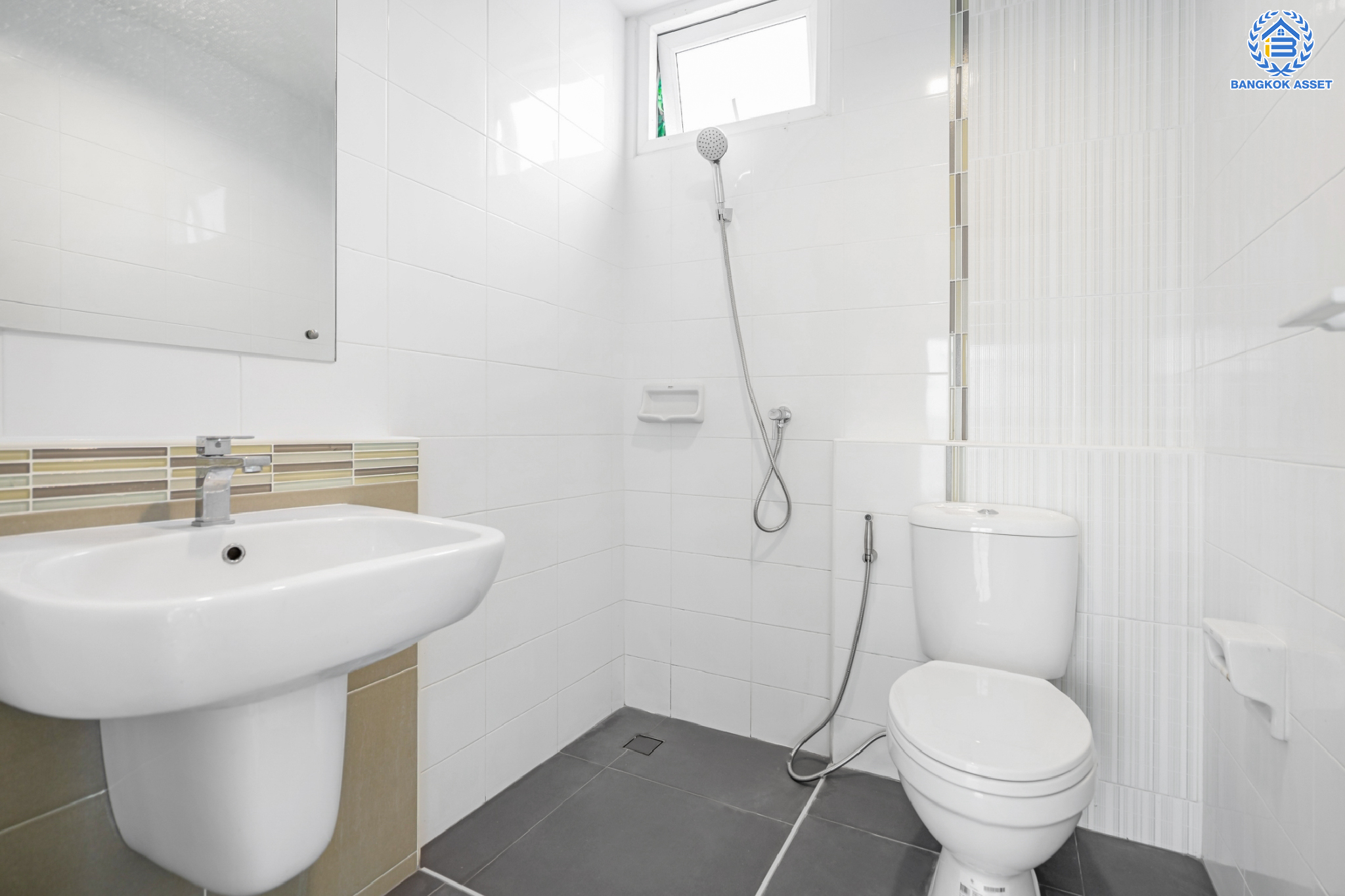 บ้านมือสองตกแต่งใหม่ แบรนด์ L&H ม.พฤกษ์ลดา ติวานนท์-ราชพฤกษ์ เนื้อที่ 50.4 ตร.ว. ฟังก์ชัน 3 ห้องนอน 2 ห้องน้ำ จอดรถได้ 2 คัน บนทำเลติดใหญ่ ถนน 345 ต่อเนื่อง ถ.ราชพฤกษ์ เชื่อมต่อหลายเส้นทาง ใกล้ทางด่วน "ศรีสมาน"