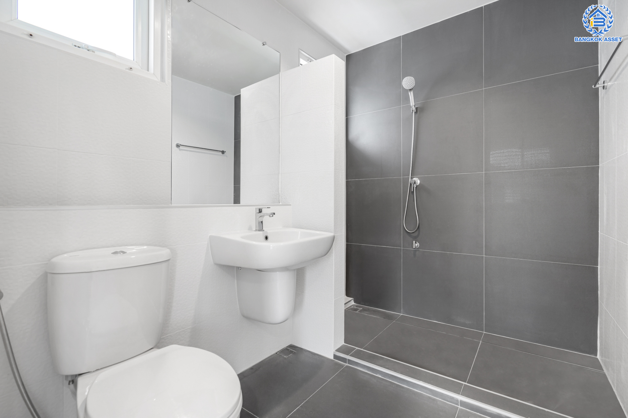 บ้านมือสองตกแต่งใหม่ แบรนด์ L&H ม.พฤกษ์ลดา ติวานนท์-ราชพฤกษ์ เนื้อที่ 50.4 ตร.ว. ฟังก์ชัน 3 ห้องนอน 2 ห้องน้ำ จอดรถได้ 2 คัน บนทำเลติดใหญ่ ถนน 345 ต่อเนื่อง ถ.ราชพฤกษ์ เชื่อมต่อหลายเส้นทาง ใกล้ทางด่วน "ศรีสมาน"