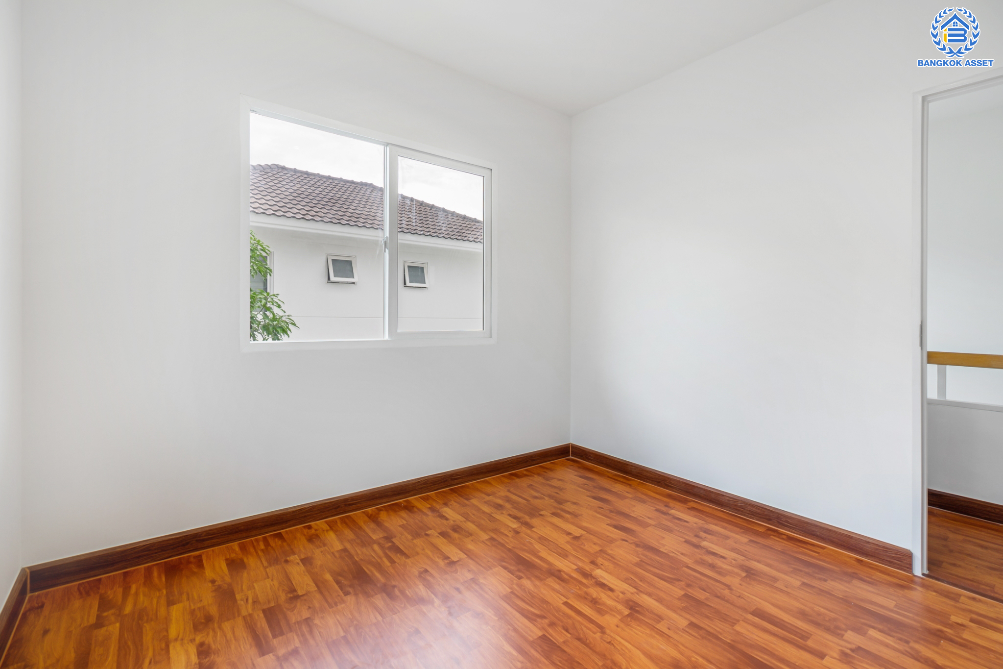 บ้านมือสองตกแต่งใหม่ แบรนด์ L&H ม.พฤกษ์ลดา ติวานนท์-ราชพฤกษ์ เนื้อที่ 50.4 ตร.ว. ฟังก์ชัน 3 ห้องนอน 2 ห้องน้ำ จอดรถได้ 2 คัน บนทำเลติดใหญ่ ถนน 345 ต่อเนื่อง ถ.ราชพฤกษ์ เชื่อมต่อหลายเส้นทาง ใกล้ทางด่วน "ศรีสมาน"