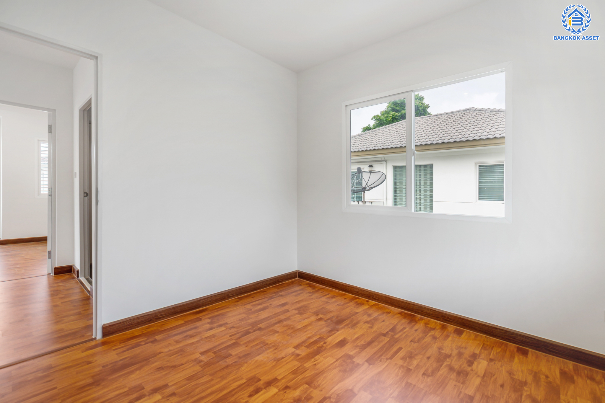 บ้านมือสองตกแต่งใหม่ แบรนด์ L&H ม.พฤกษ์ลดา ติวานนท์-ราชพฤกษ์ เนื้อที่ 50.4 ตร.ว. ฟังก์ชัน 3 ห้องนอน 2 ห้องน้ำ จอดรถได้ 2 คัน บนทำเลติดใหญ่ ถนน 345 ต่อเนื่อง ถ.ราชพฤกษ์ เชื่อมต่อหลายเส้นทาง ใกล้ทางด่วน "ศรีสมาน"