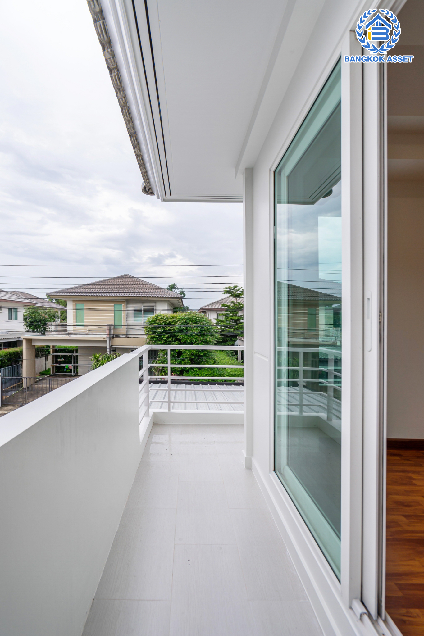 บ้านมือสองตกแต่งใหม่ แบรนด์ L&H ม.พฤกษ์ลดา ติวานนท์-ราชพฤกษ์ เนื้อที่ 50.4 ตร.ว. ฟังก์ชัน 3 ห้องนอน 2 ห้องน้ำ จอดรถได้ 2 คัน บนทำเลติดใหญ่ ถนน 345 ต่อเนื่อง ถ.ราชพฤกษ์ เชื่อมต่อหลายเส้นทาง ใกล้ทางด่วน "ศรีสมาน"