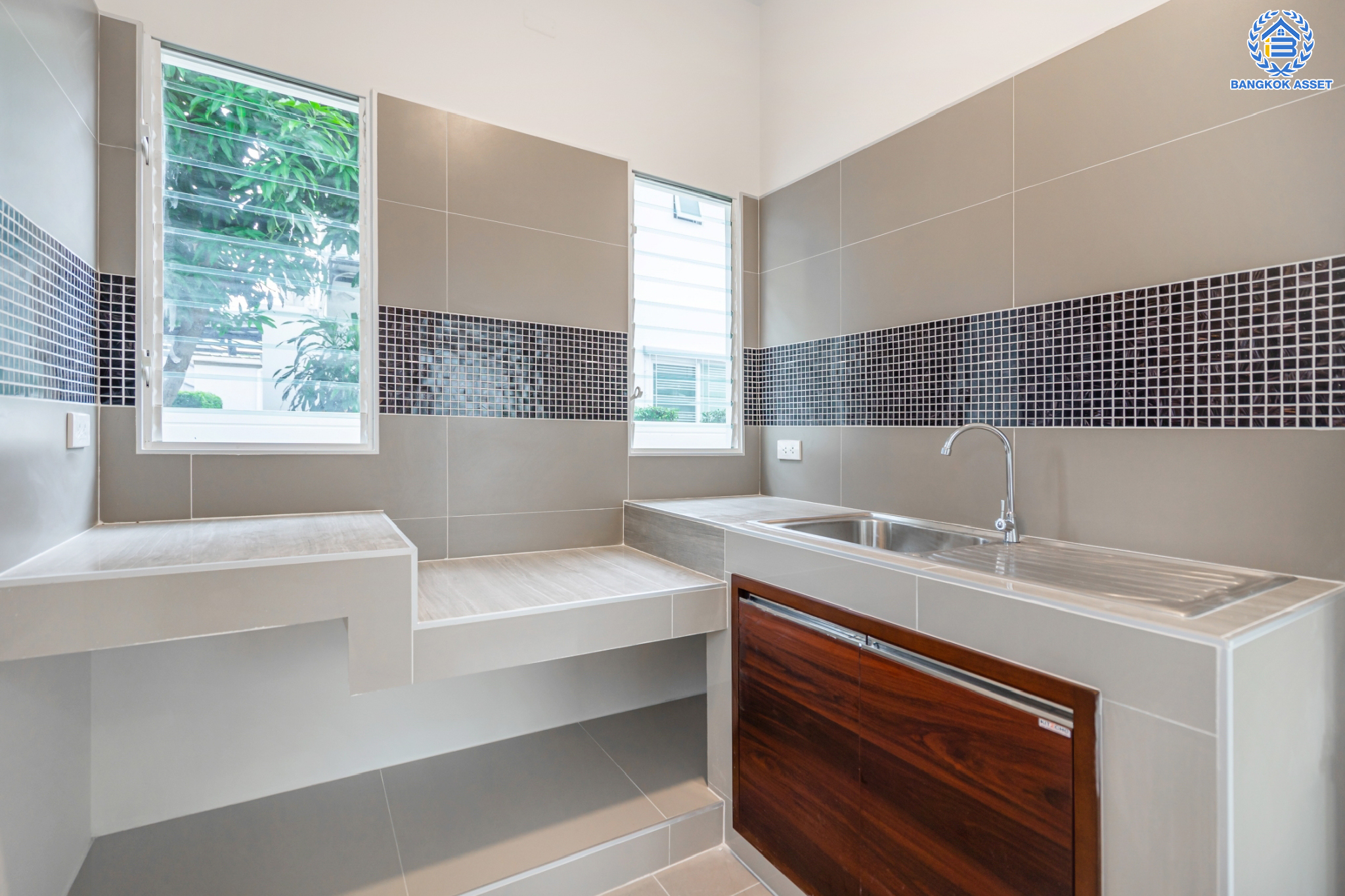 บ้านมือสองตกแต่งใหม่ แบรนด์ L&H ม.พฤกษ์ลดา ติวานนท์-ราชพฤกษ์ เนื้อที่ 50.4 ตร.ว. ฟังก์ชัน 3 ห้องนอน 2 ห้องน้ำ จอดรถได้ 2 คัน บนทำเลติดใหญ่ ถนน 345 ต่อเนื่อง ถ.ราชพฤกษ์ เชื่อมต่อหลายเส้นทาง ใกล้ทางด่วน "ศรีสมาน"