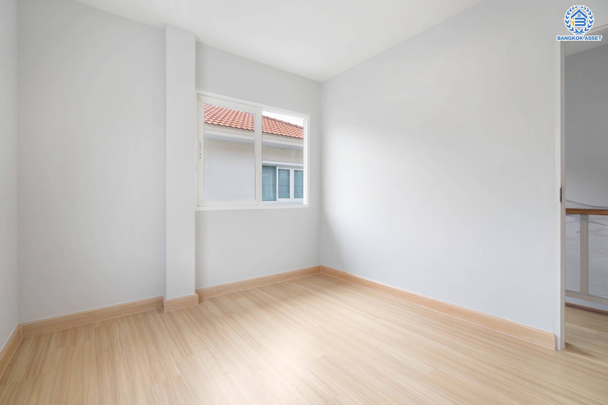 บ้านมือสองตกแต่งใหม่ ม.คาซ่าวิลล์ วัชรพล-สุขาภิบาล 5 แบรนด์ Q.House เนื้อที่ 50.6 ตร.ว. ฟังก์ชัน 3 ห้องนอน 3 ห้องน้ำ 1 ห้องอเนกประสงค์กว้างขวาง จอดรถได้ 2 คัน Facilities ครบครัน บนทำเลเชื่อมต่อหลายเส้นทาง ถ.รามอินทรา ถ.สายไหม และถ.พหลโยธิน ใกล้สนามบินดอนเมือง ทางด่วน "รามอินทรา" และรถไฟฟ้าสายสีเขียว "สถานีคูคต"