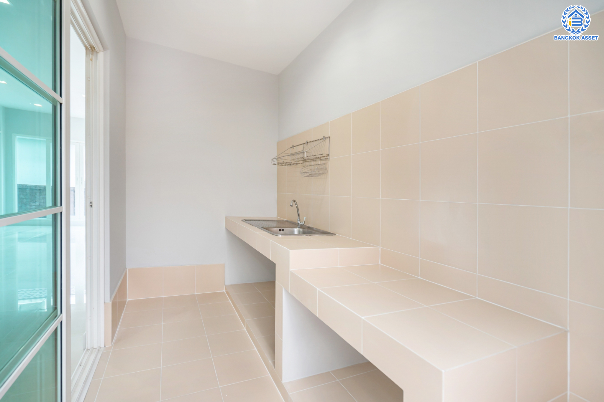 บ้านมือสองตกแต่งใหม่ ม.คาซ่าวิลล์ วัชรพล-สุขาภิบาล 5 แบรนด์ Q.House เนื้อที่ 50.6 ตร.ว. ฟังก์ชัน 3 ห้องนอน 3 ห้องน้ำ 1 ห้องอเนกประสงค์กว้างขวาง จอดรถได้ 2 คัน Facilities ครบครัน บนทำเลเชื่อมต่อหลายเส้นทาง ถ.รามอินทรา ถ.สายไหม และถ.พหลโยธิน ใกล้สนามบินดอนเมือง ทางด่วน "รามอินทรา" และรถไฟฟ้าสายสีเขียว "สถานีคูคต"