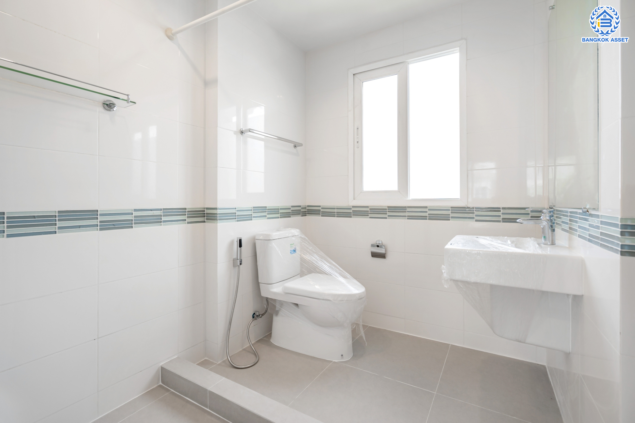 บ้านมือสองตกแต่งใหม่ ม.คาซ่าวิลล์ วัชรพล-สุขาภิบาล 5 แบรนด์ Q.House เนื้อที่ 50.6 ตร.ว. ฟังก์ชัน 3 ห้องนอน 3 ห้องน้ำ 1 ห้องอเนกประสงค์กว้างขวาง จอดรถได้ 2 คัน Facilities ครบครัน บนทำเลเชื่อมต่อหลายเส้นทาง ถ.รามอินทรา ถ.สายไหม และถ.พหลโยธิน ใกล้สนามบินดอนเมือง ทางด่วน "รามอินทรา" และรถไฟฟ้าสายสีเขียว "สถานีคูคต"