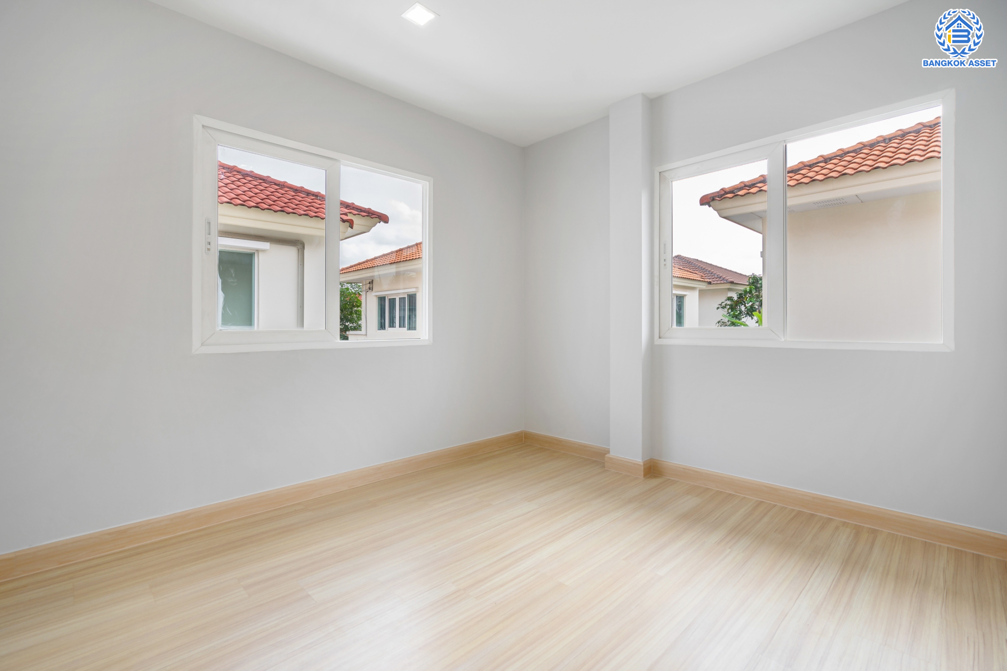 บ้านมือสองตกแต่งใหม่ ม.คาซ่าวิลล์ วัชรพล-สุขาภิบาล 5 แบรนด์ Q.House เนื้อที่ 50.6 ตร.ว. ฟังก์ชัน 3 ห้องนอน 3 ห้องน้ำ 1 ห้องอเนกประสงค์กว้างขวาง จอดรถได้ 2 คัน Facilities ครบครัน บนทำเลเชื่อมต่อหลายเส้นทาง ถ.รามอินทรา ถ.สายไหม และถ.พหลโยธิน ใกล้สนามบินดอนเมือง ทางด่วน "รามอินทรา" และรถไฟฟ้าสายสีเขียว "สถานีคูคต"