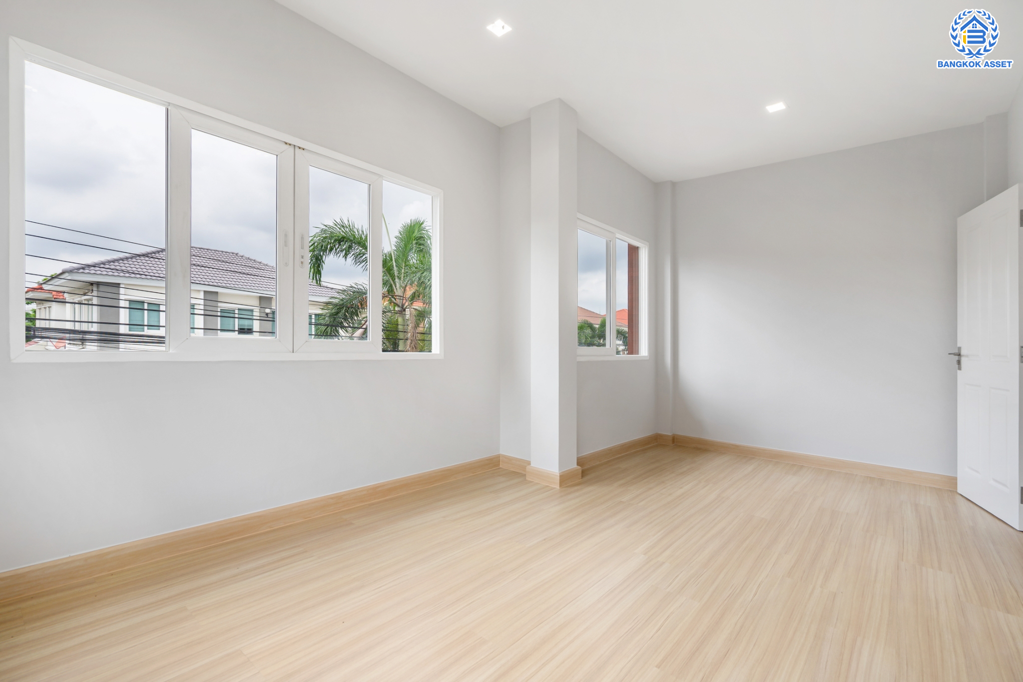 บ้านมือสองตกแต่งใหม่ ม.คาซ่าวิลล์ วัชรพล-สุขาภิบาล 5 แบรนด์ Q.House เนื้อที่ 50.6 ตร.ว. ฟังก์ชัน 3 ห้องนอน 3 ห้องน้ำ 1 ห้องอเนกประสงค์กว้างขวาง จอดรถได้ 2 คัน Facilities ครบครัน บนทำเลเชื่อมต่อหลายเส้นทาง ถ.รามอินทรา ถ.สายไหม และถ.พหลโยธิน ใกล้สนามบินดอนเมือง ทางด่วน "รามอินทรา" และรถไฟฟ้าสายสีเขียว "สถานีคูคต"