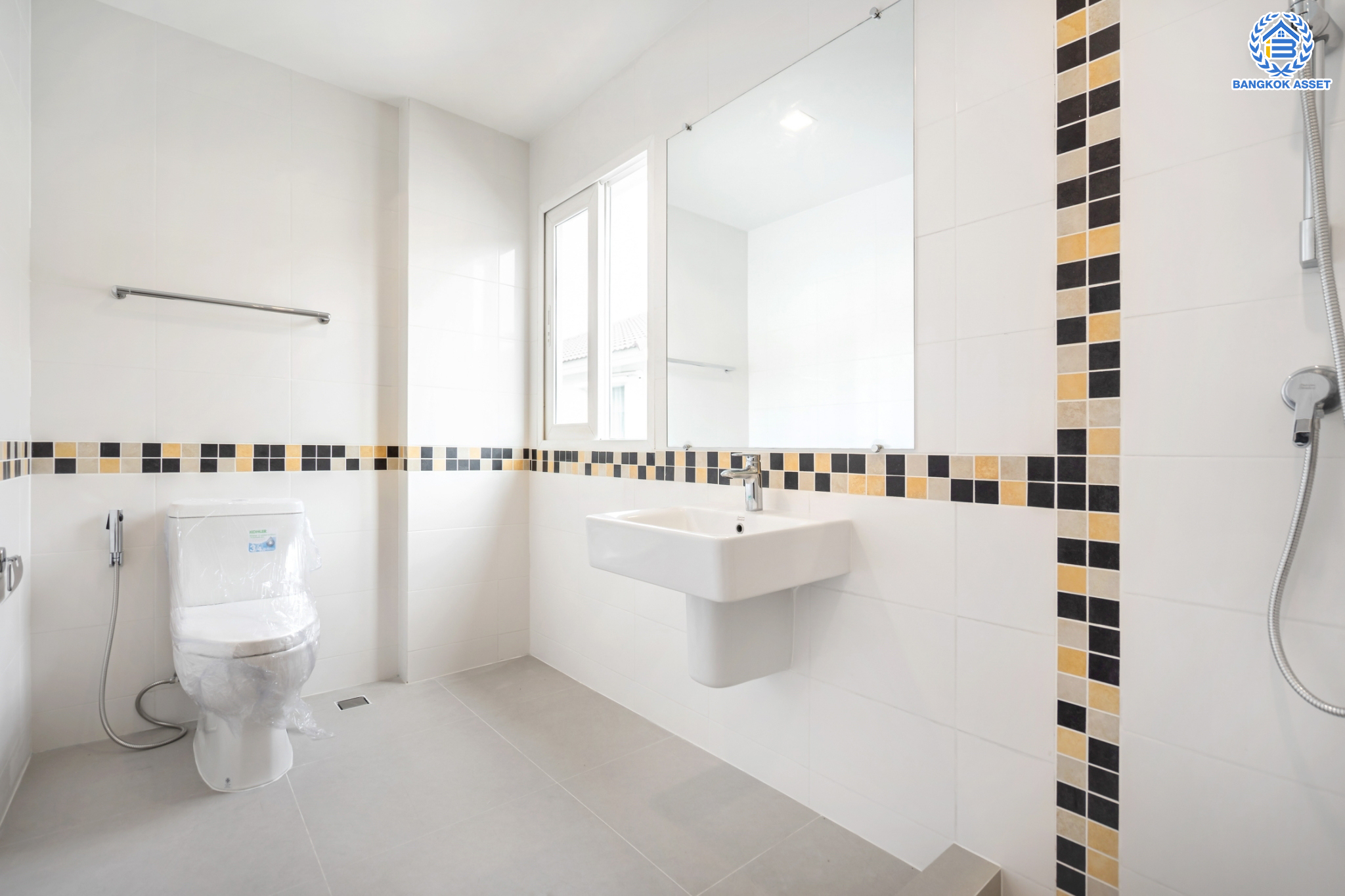 บ้านมือสองตกแต่งใหม่ ม.คาซ่าวิลล์ วัชรพล-สุขาภิบาล 5 แบรนด์ Q.House เนื้อที่ 50.6 ตร.ว. ฟังก์ชัน 3 ห้องนอน 3 ห้องน้ำ 1 ห้องอเนกประสงค์กว้างขวาง จอดรถได้ 2 คัน Facilities ครบครัน บนทำเลเชื่อมต่อหลายเส้นทาง ถ.รามอินทรา ถ.สายไหม และถ.พหลโยธิน ใกล้สนามบินดอนเมือง ทางด่วน "รามอินทรา" และรถไฟฟ้าสายสีเขียว "สถานีคูคต"