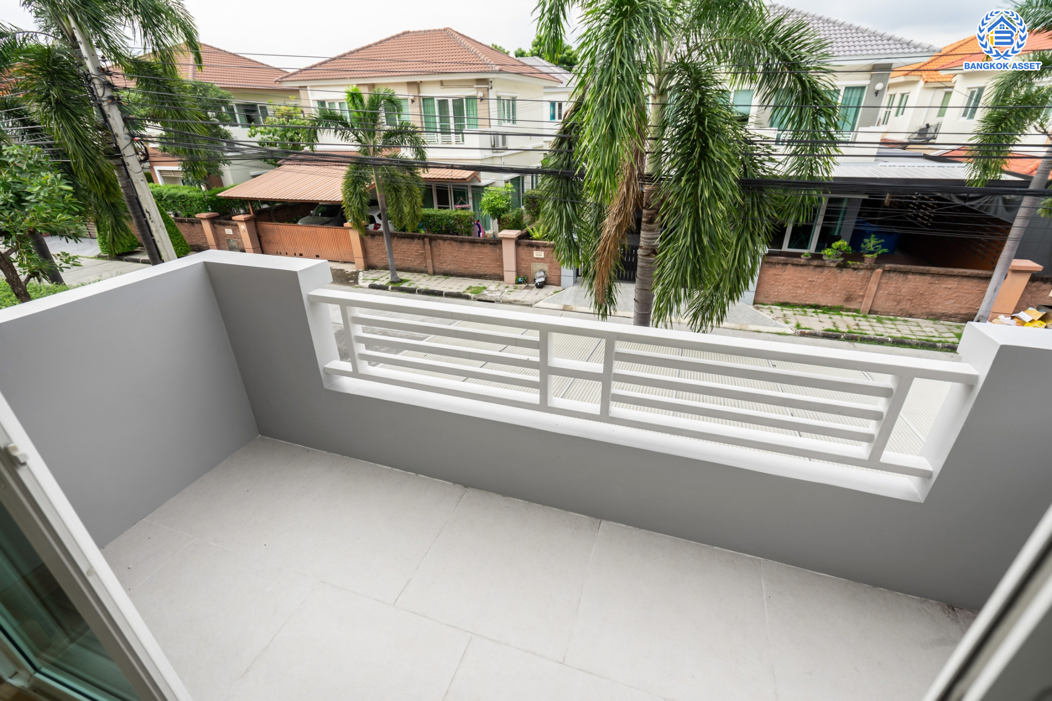 บ้านมือสองตกแต่งใหม่ ม.คาซ่าวิลล์ วัชรพล-สุขาภิบาล 5 แบรนด์ Q.House เนื้อที่ 50.6 ตร.ว. ฟังก์ชัน 3 ห้องนอน 3 ห้องน้ำ 1 ห้องอเนกประสงค์กว้างขวาง จอดรถได้ 2 คัน Facilities ครบครัน บนทำเลเชื่อมต่อหลายเส้นทาง ถ.รามอินทรา ถ.สายไหม และถ.พหลโยธิน ใกล้สนามบินดอนเมือง ทางด่วน "รามอินทรา" และรถไฟฟ้าสายสีเขียว "สถานีคูคต"