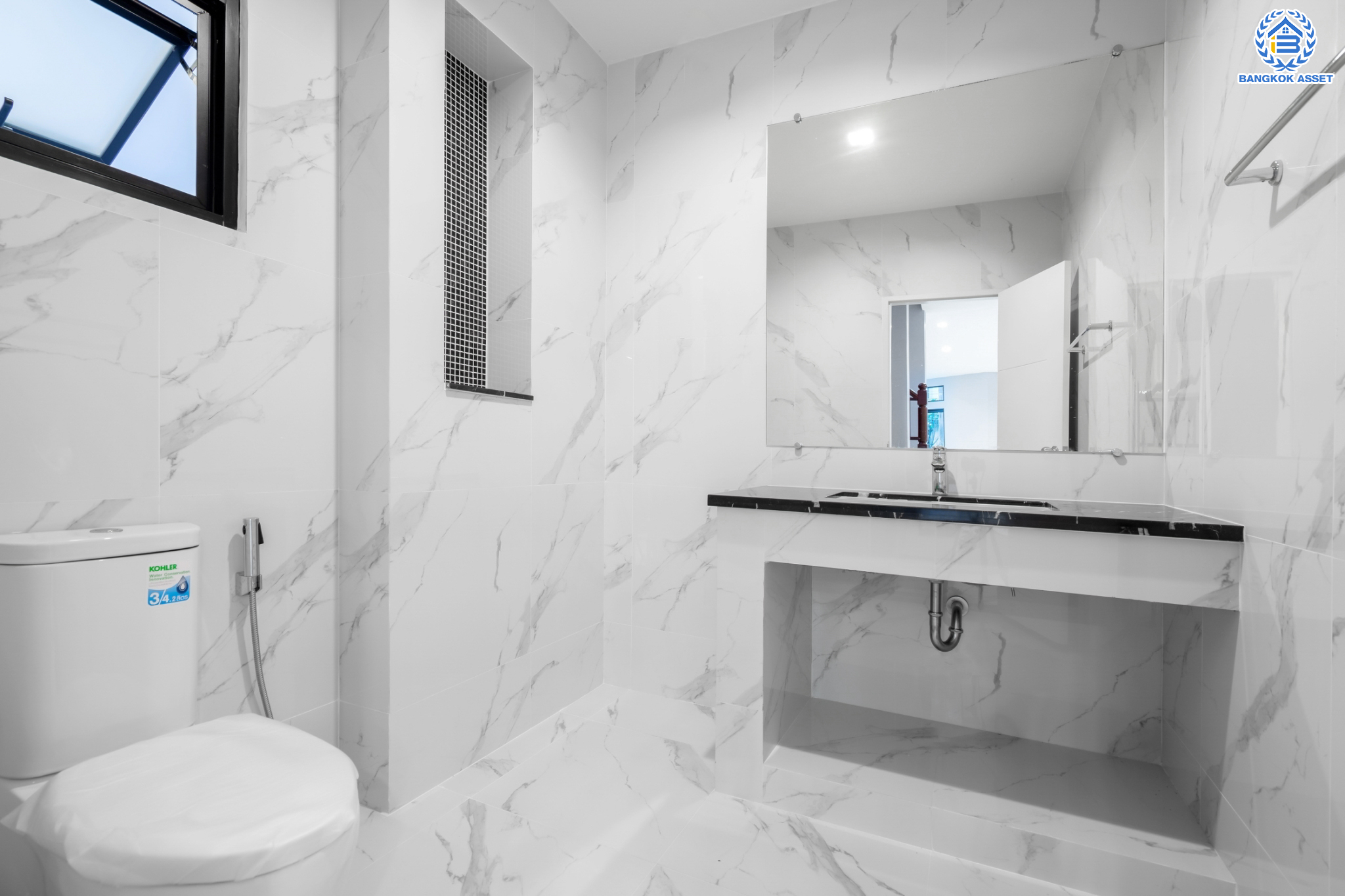 คฤหาสน์มือสองตกแต่งใหม่ ม.ราชพฤกษ์ บางบอน4 #หลังมุม ตกแต่งหรูหรา ดีไซน์ Classic เนื้อที่ 116.1 ตร.ว. ฟังก์ชัน 4 ห้องนอน 4 ห้องน้ำ 1 ห้องแม่บ้าน จอดรถได้ 4 คัน พื้นที่สนามหญ้าด้านข้างกว้างกว่า 200 ตร.ม. บนทำเลศักยภาพ เชื่อมต่อหลายเส้นทาง ใกล้เดอะมอลล์บางแค จุดขึ้นทางด่วน "เพชรเกษม" และรถไฟฟ้าสายสีน้ำเงิน "สถานีหลักสอง"