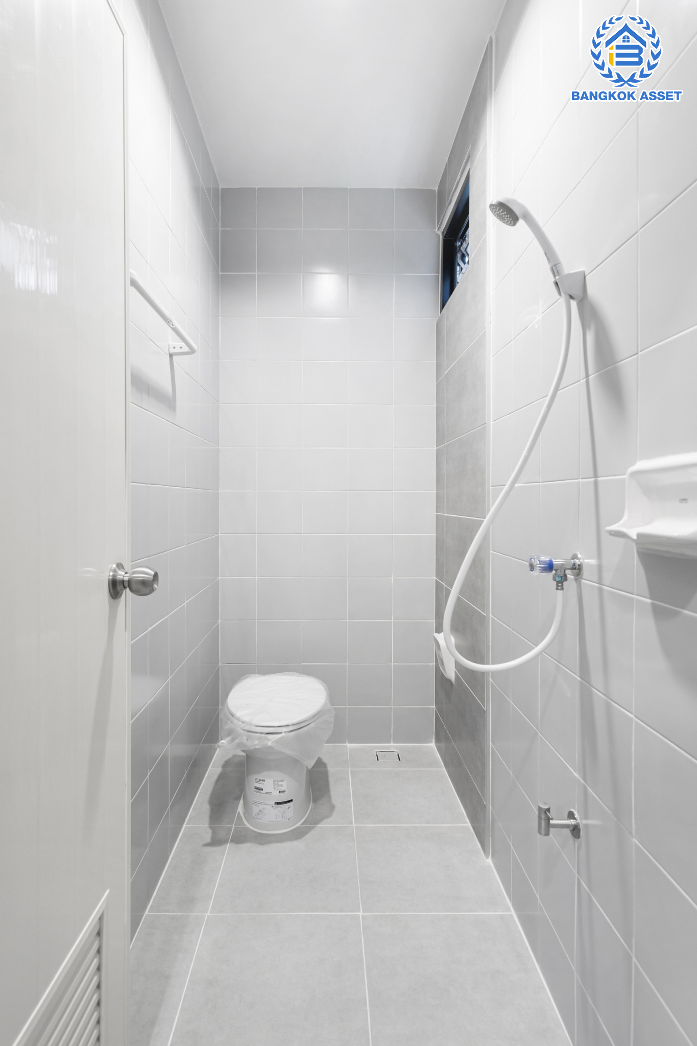 คฤหาสน์มือสองตกแต่งใหม่ ม.ราชพฤกษ์ บางบอน4 #หลังมุม ตกแต่งหรูหรา ดีไซน์ Classic เนื้อที่ 116.1 ตร.ว. ฟังก์ชัน 4 ห้องนอน 4 ห้องน้ำ 1 ห้องแม่บ้าน จอดรถได้ 4 คัน พื้นที่สนามหญ้าด้านข้างกว้างกว่า 200 ตร.ม. บนทำเลศักยภาพ เชื่อมต่อหลายเส้นทาง ใกล้เดอะมอลล์บางแค จุดขึ้นทางด่วน "เพชรเกษม" และรถไฟฟ้าสายสีน้ำเงิน "สถานีหลักสอง"