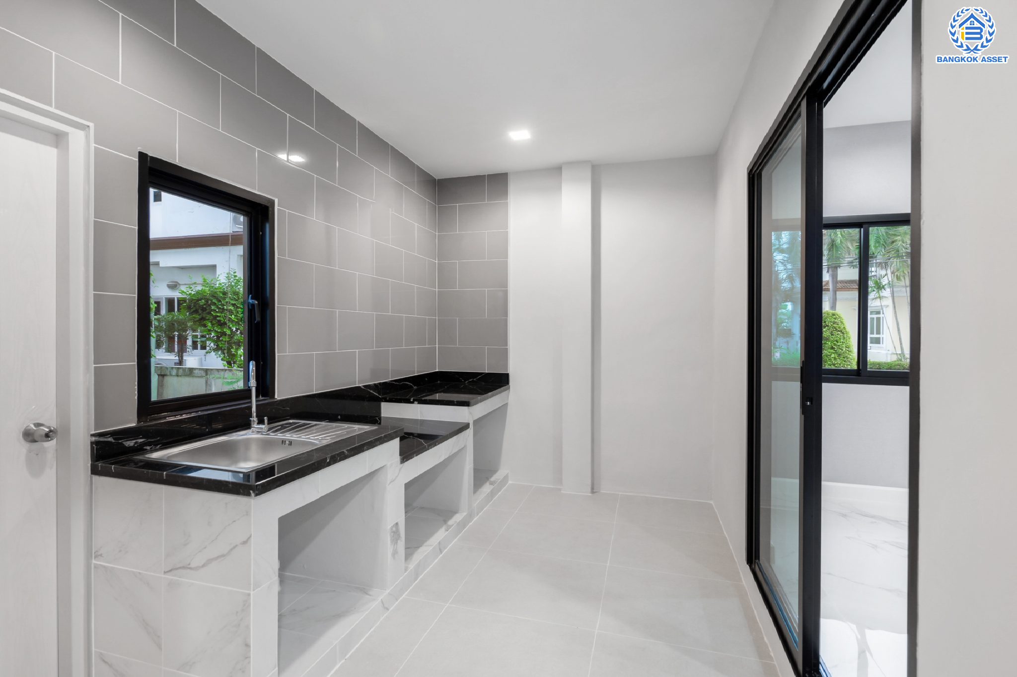 คฤหาสน์มือสองตกแต่งใหม่ ม.ราชพฤกษ์ บางบอน4 #หลังมุม ตกแต่งหรูหรา ดีไซน์ Classic เนื้อที่ 116.1 ตร.ว. ฟังก์ชัน 4 ห้องนอน 4 ห้องน้ำ 1 ห้องแม่บ้าน จอดรถได้ 4 คัน พื้นที่สนามหญ้าด้านข้างกว้างกว่า 200 ตร.ม. บนทำเลศักยภาพ เชื่อมต่อหลายเส้นทาง ใกล้เดอะมอลล์บางแค จุดขึ้นทางด่วน "เพชรเกษม" และรถไฟฟ้าสายสีน้ำเงิน "สถานีหลักสอง"