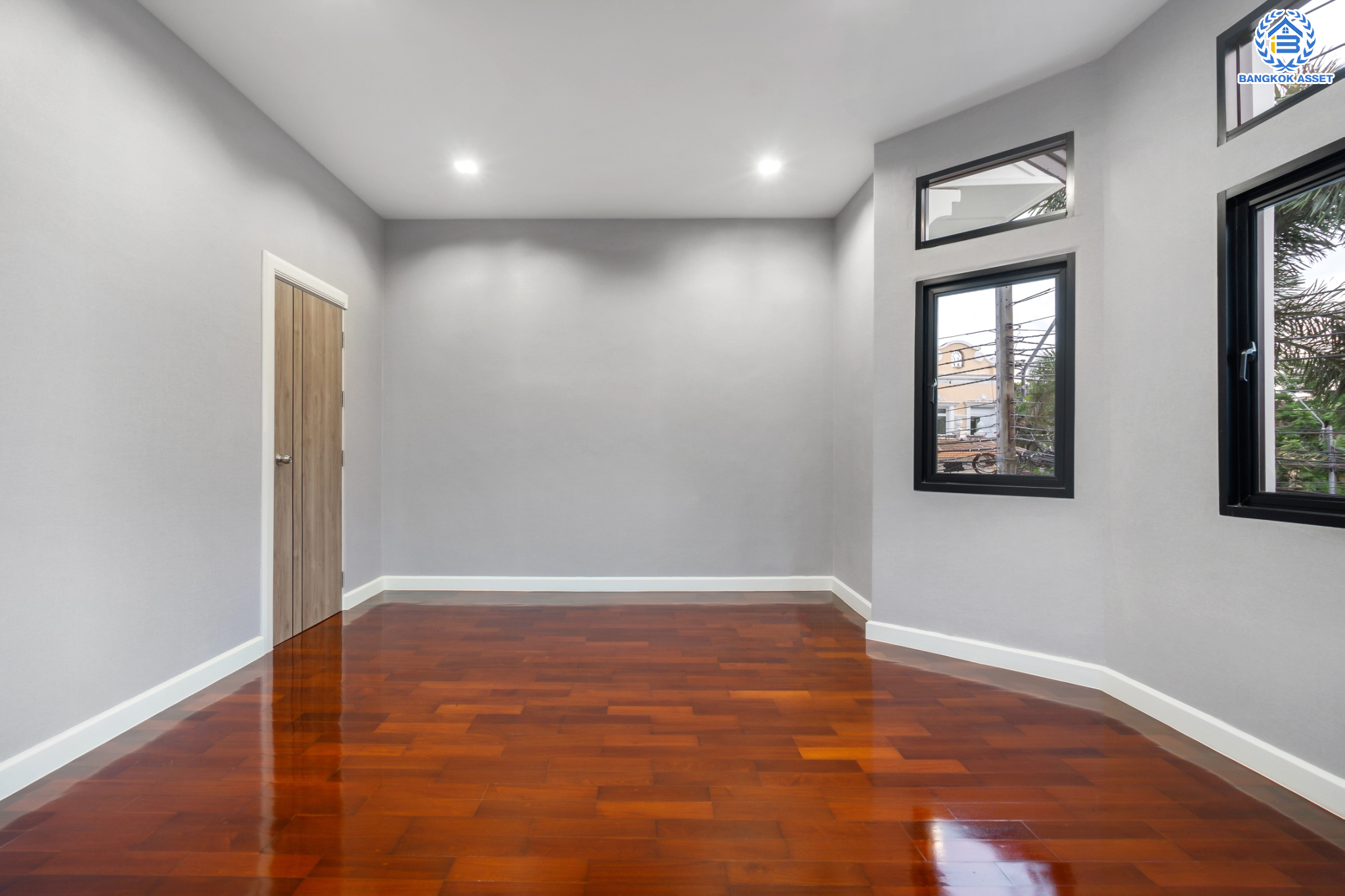 คฤหาสน์มือสองตกแต่งใหม่ ม.ราชพฤกษ์ บางบอน4 #หลังมุม ตกแต่งหรูหรา ดีไซน์ Classic เนื้อที่ 116.1 ตร.ว. ฟังก์ชัน 4 ห้องนอน 4 ห้องน้ำ 1 ห้องแม่บ้าน จอดรถได้ 4 คัน พื้นที่สนามหญ้าด้านข้างกว้างกว่า 200 ตร.ม. บนทำเลศักยภาพ เชื่อมต่อหลายเส้นทาง ใกล้เดอะมอลล์บางแค จุดขึ้นทางด่วน "เพชรเกษม" และรถไฟฟ้าสายสีน้ำเงิน "สถานีหลักสอง"