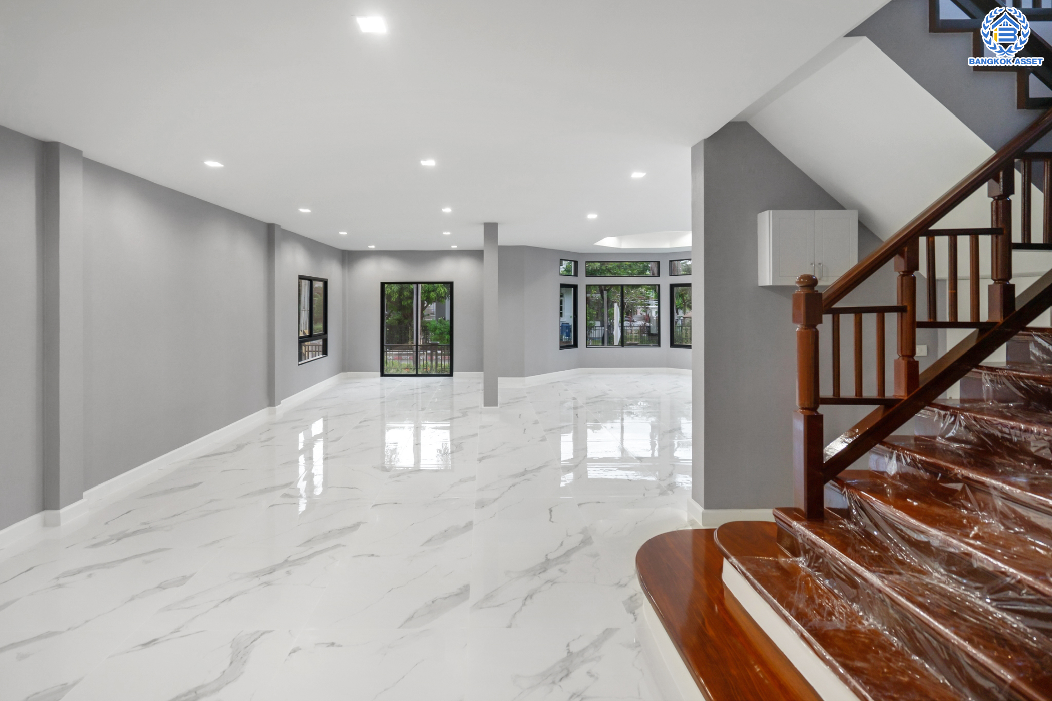 คฤหาสน์มือสองตกแต่งใหม่ ม.ราชพฤกษ์ บางบอน4 #หลังมุม ตกแต่งหรูหรา ดีไซน์ Classic เนื้อที่ 116.1 ตร.ว. ฟังก์ชัน 4 ห้องนอน 4 ห้องน้ำ 1 ห้องแม่บ้าน จอดรถได้ 4 คัน พื้นที่สนามหญ้าด้านข้างกว้างกว่า 200 ตร.ม. บนทำเลศักยภาพ เชื่อมต่อหลายเส้นทาง ใกล้เดอะมอลล์บางแค จุดขึ้นทางด่วน "เพชรเกษม" และรถไฟฟ้าสายสีน้ำเงิน "สถานีหลักสอง"