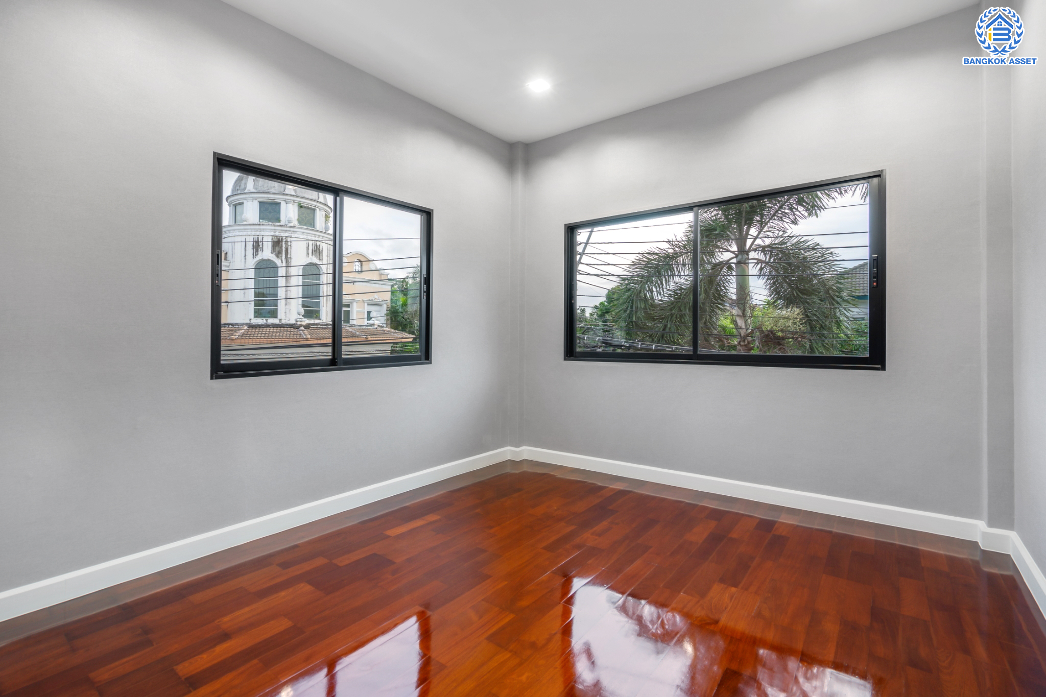 คฤหาสน์มือสองตกแต่งใหม่ ม.ราชพฤกษ์ บางบอน4 #หลังมุม ตกแต่งหรูหรา ดีไซน์ Classic เนื้อที่ 116.1 ตร.ว. ฟังก์ชัน 4 ห้องนอน 4 ห้องน้ำ 1 ห้องแม่บ้าน จอดรถได้ 4 คัน พื้นที่สนามหญ้าด้านข้างกว้างกว่า 200 ตร.ม. บนทำเลศักยภาพ เชื่อมต่อหลายเส้นทาง ใกล้เดอะมอลล์บางแค จุดขึ้นทางด่วน "เพชรเกษม" และรถไฟฟ้าสายสีน้ำเงิน "สถานีหลักสอง"