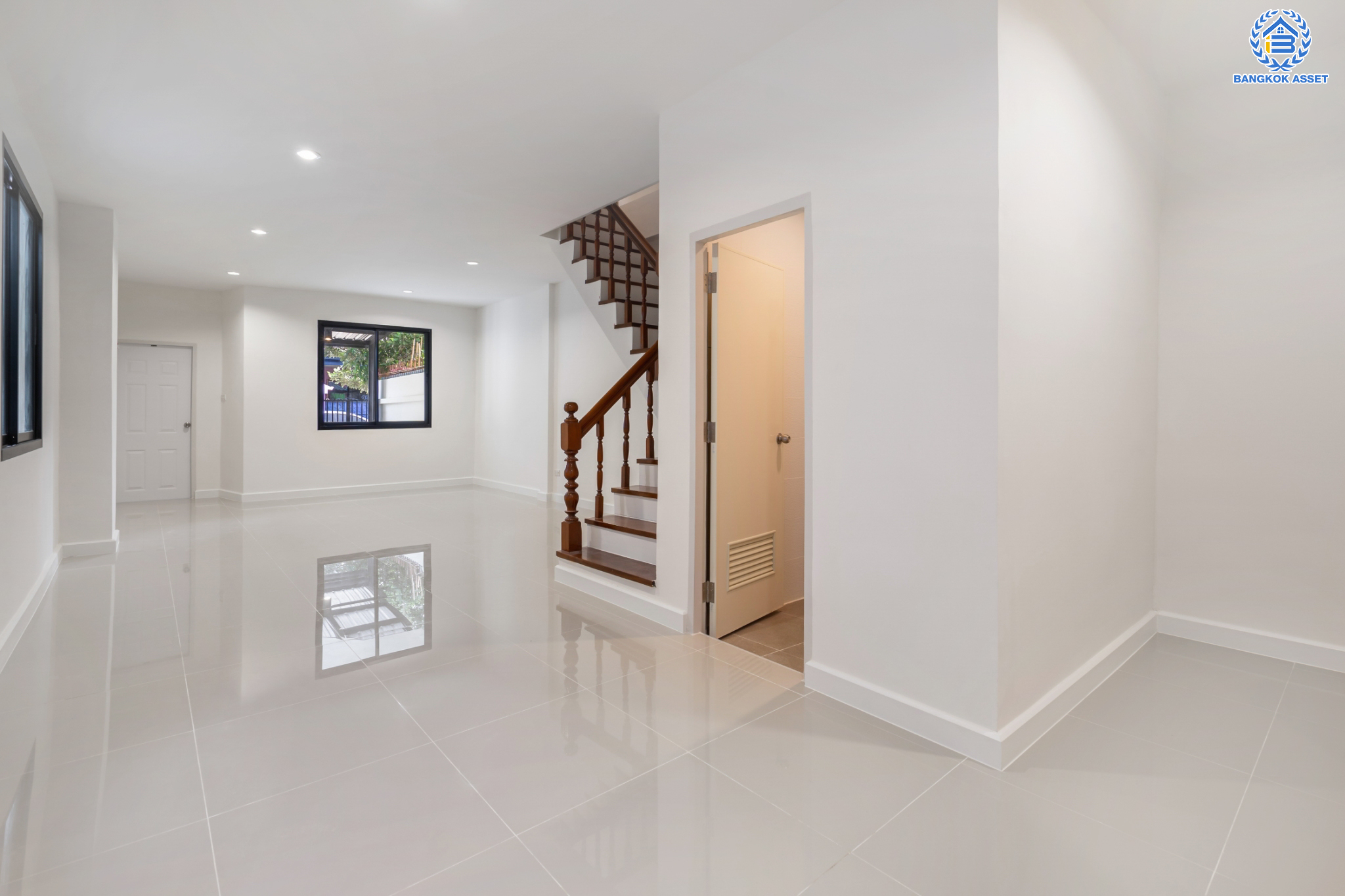 บ้านมือสองตกแต่งใหม่ ม.อิ่มอัมพร ราชพฤกษ์ เนื้อที่ 27 ตร.ว. ฟังก์ชันพร้อมทุกการเข้าอยู่ 3 ห้องนอน 2 ห้องน้ำ 1 ที่จอดรถ พร้อมรองรับทุกการอยู่อาศัย บนทำเลศักยภาพ ติดถนนราชพฤกษ์ เชื่อมต่อได้หลายเส้นทาง และใกล้รถไฟฟ้าสายสีน้ำเงิน "สถานีจรัญฯ13"...