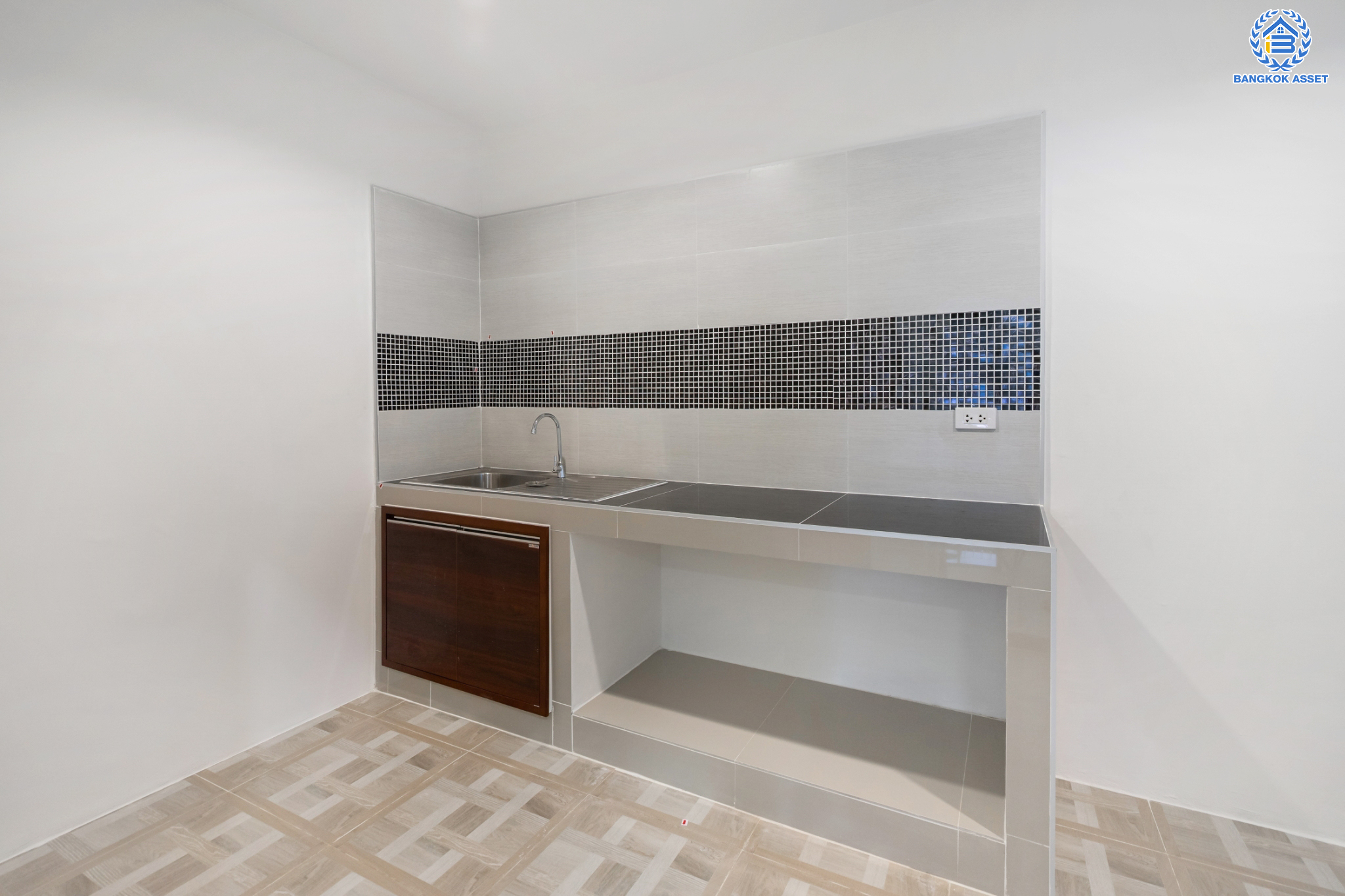 บ้านมือสองตกแต่งใหม่ ม.อิ่มอัมพร ราชพฤกษ์ เนื้อที่ 27 ตร.ว. ฟังก์ชันพร้อมทุกการเข้าอยู่ 3 ห้องนอน 2 ห้องน้ำ 1 ที่จอดรถ พร้อมรองรับทุกการอยู่อาศัย บนทำเลศักยภาพ ติดถนนราชพฤกษ์ เชื่อมต่อได้หลายเส้นทาง และใกล้รถไฟฟ้าสายสีน้ำเงิน "สถานีจรัญฯ13"...