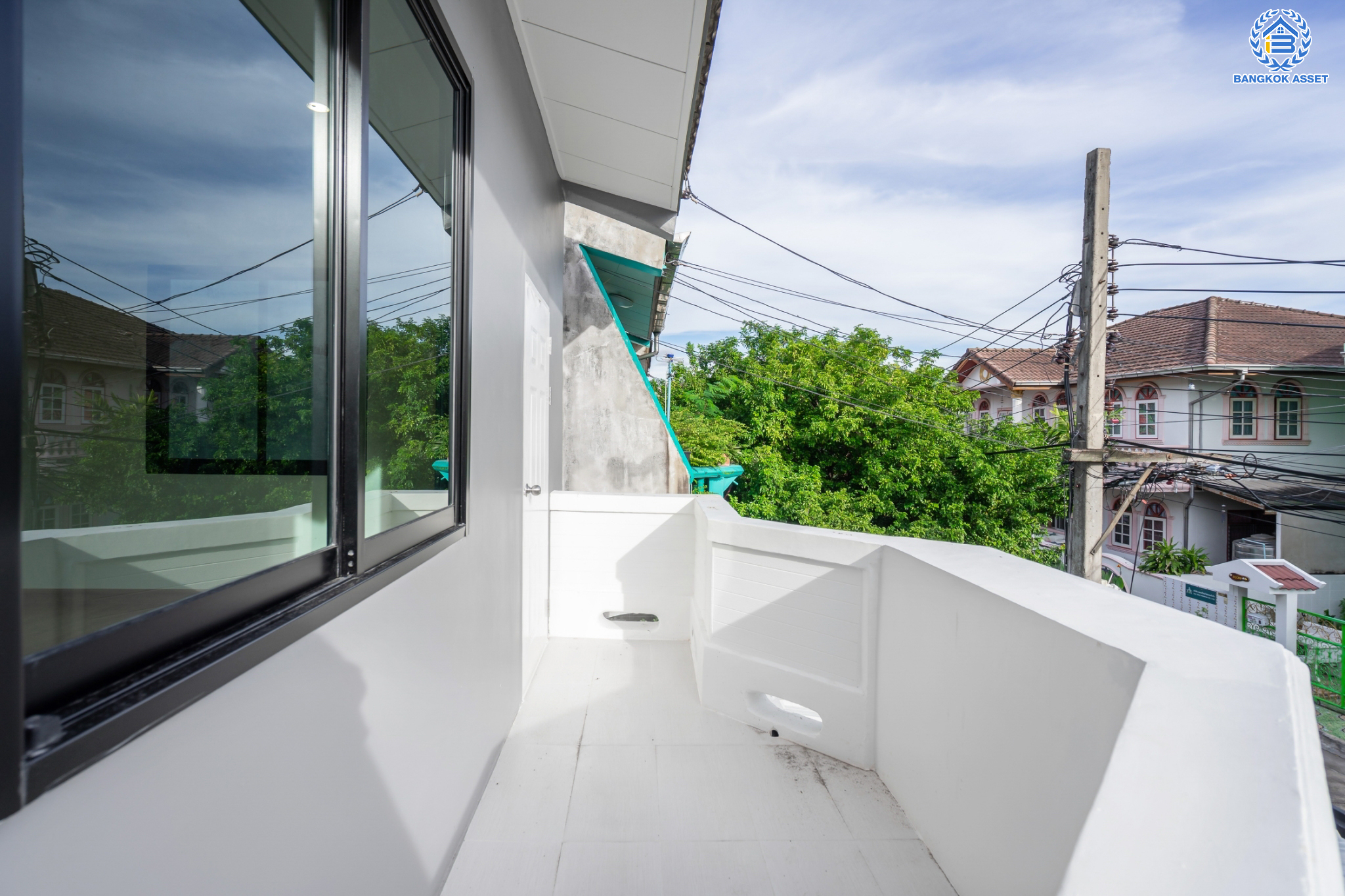 บ้านมือสองตกแต่งใหม่ ม.อิ่มอัมพร ราชพฤกษ์ เนื้อที่ 27 ตร.ว. ฟังก์ชันพร้อมทุกการเข้าอยู่ 3 ห้องนอน 2 ห้องน้ำ 1 ที่จอดรถ พร้อมรองรับทุกการอยู่อาศัย บนทำเลศักยภาพ ติดถนนราชพฤกษ์ เชื่อมต่อได้หลายเส้นทาง และใกล้รถไฟฟ้าสายสีน้ำเงิน "สถานีจรัญฯ13"...