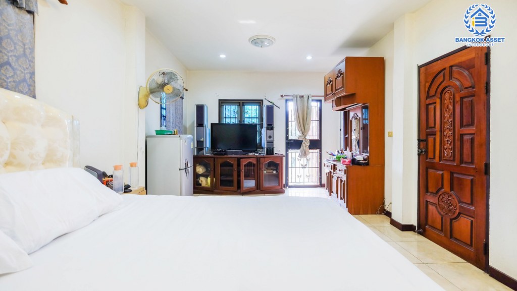 บ้านเดี่ยวมือสองย่านนนทบุรี ม. สำเร็จวิลล์5 กาญจนาภิเษก-บางกรวย ฟังก์ชั่น 3ห้องนอน 2ห้องน้ำ เนื้อที่ 56 ตารางวา ทำเลดี ใกล้รถไฟฟ้าสายสีน้ำเงิน สถานี "บางขุนนนท์" และ ใกล้จุดขึ้นทางด่วน "ศรีรัช-วงแหวนรอบนอก" เดินทางเข้าเมืองง่ายสะดวกทุกการใช้ชีวิต…