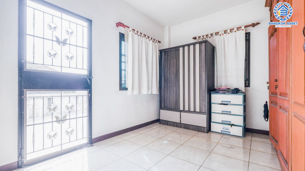 บ้านเดี่ยวมือสองย่านนนทบุรี ม. สำเร็จวิลล์5 กาญจนาภิเษก-บางกรวย ฟังก์ชั่น 3ห้องนอน 2ห้องน้ำ เนื้อที่ 56 ตารางวา ทำเลดี ใกล้รถไฟฟ้าสายสีน้ำเงิน สถานี "บางขุนนนท์" และ ใกล้จุดขึ้นทางด่วน "ศรีรัช-วงแหวนรอบนอก" เดินทางเข้าเมืองง่ายสะดวกทุกการใช้ชีวิต…