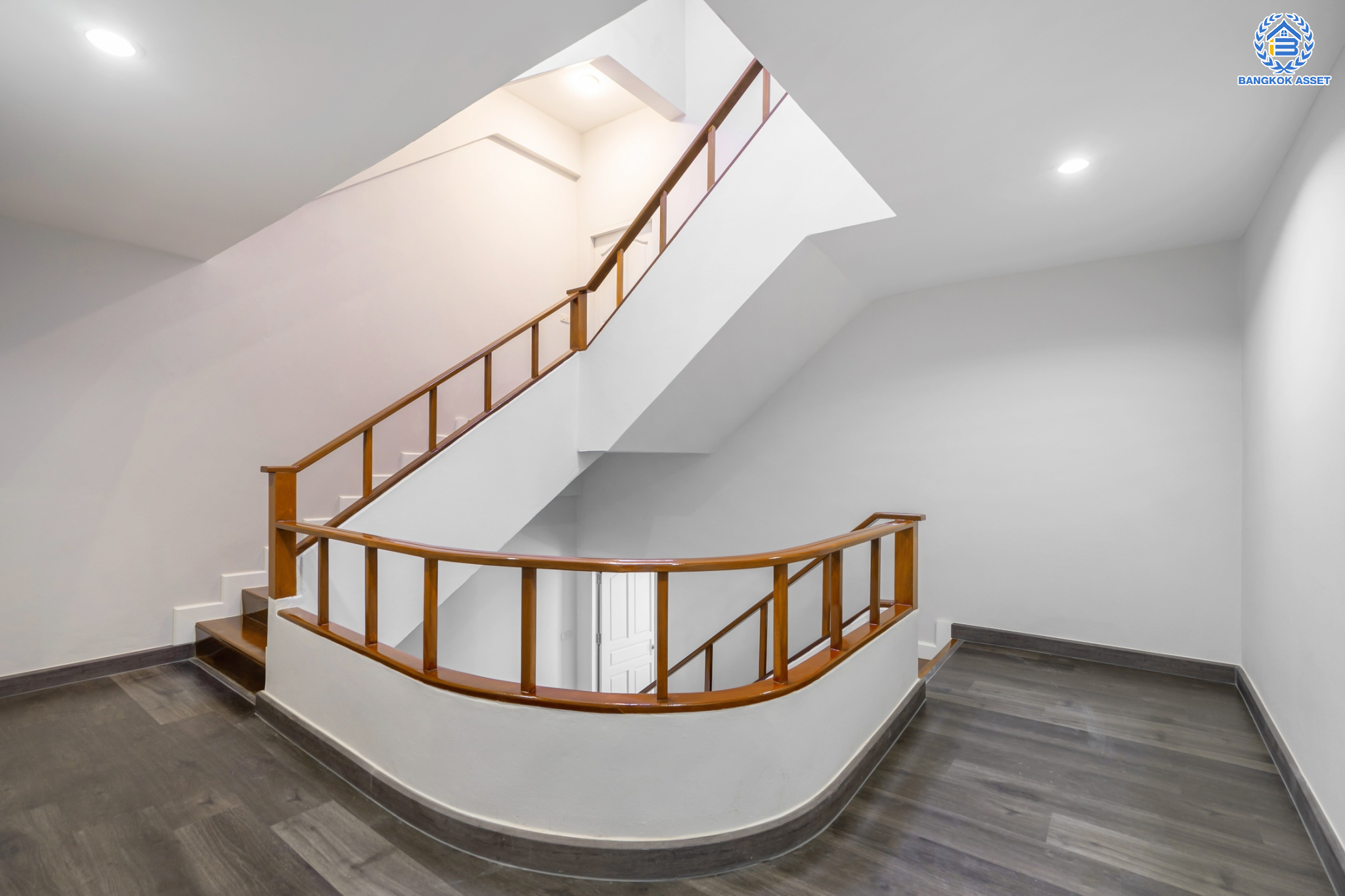 บ้านมือสองตกแต่งใหม่ ม.เน็พปาร์ควิลล่า เกษตร-นวมินทร์ ทาวน์โฮม 3 ชั้นหลังใหญ่ เนื้อที่ 30 ตร.ว. ฟังก์ชัน 3 ห้องนอน 4 ห้องน้ำ (ห้องนอนทุกห้องมีห้องน้ำในตัว) 1 ที่จอดรถ Living Roomก กว้างขวาง บนทำเลใจกลางเมือง! เชื่อมต่อทั้ง ถ.ประเสริฐมนูญกิจ, ถ.ลาดพร้าว, ถ.รามอินทรา ใกล้ The Walk เกษตรนวมินทร์, ทางด่วนรามอินทรา และรถไฟฟ้าสายสีน้ำตาล "สถานีโรงเรียนสตรีวิทยา2"...