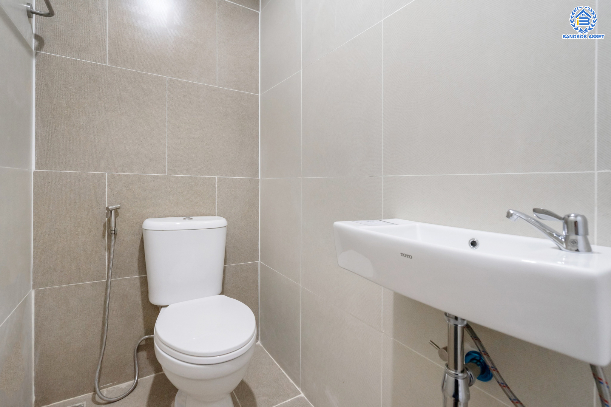 บ้านมือสองตกแต่งใหม่ ม.เน็พปาร์ควิลล่า เกษตร-นวมินทร์ ทาวน์โฮม 3 ชั้นหลังใหญ่ เนื้อที่ 30 ตร.ว. ฟังก์ชัน 3 ห้องนอน 4 ห้องน้ำ (ห้องนอนทุกห้องมีห้องน้ำในตัว) 1 ที่จอดรถ Living Roomก กว้างขวาง บนทำเลใจกลางเมือง! เชื่อมต่อทั้ง ถ.ประเสริฐมนูญกิจ, ถ.ลาดพร้าว, ถ.รามอินทรา ใกล้ The Walk เกษตรนวมินทร์, ทางด่วนรามอินทรา และรถไฟฟ้าสายสีน้ำตาล "สถานีโรงเรียนสตรีวิทยา2"...