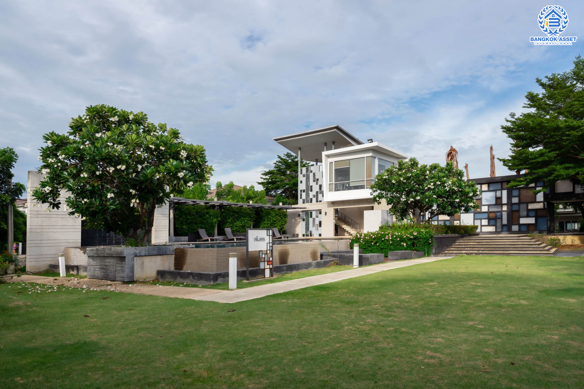 บ้านแฝดมือสองนนทบุรี ม.เดอะคลัสเตอร์วิลล์4 ราชพฤกษ์-สิรินธร เนื้อที่ 40.5 ตร.ว. ฟังก์ชันระดับบ้านเดี่ยว 3 ห้องนอน 3 ห้องน้ำ จอดรถได้ 2 คัน พร้อมพื้นที่ใช้สอย 150 ตร.ม. Facilitie ครบครัน การเดินทางสะดวก ใกล้วงเวียนพระรามห้า, The Walk และจุดขึ้นทางด่วน "ศรีรัช"...